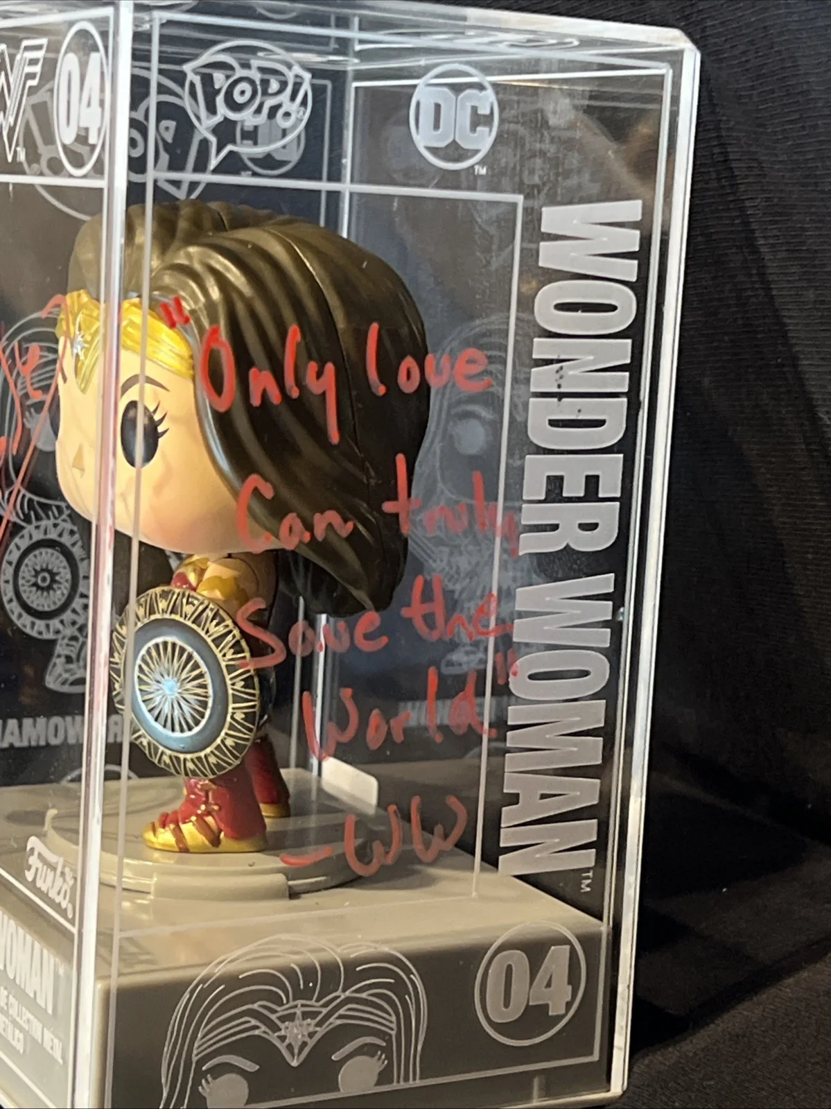 Gal Gadot — Gal Gadot Signed Autograph Wonder Woman Die-cast Funko Global Authentics, изображение 3