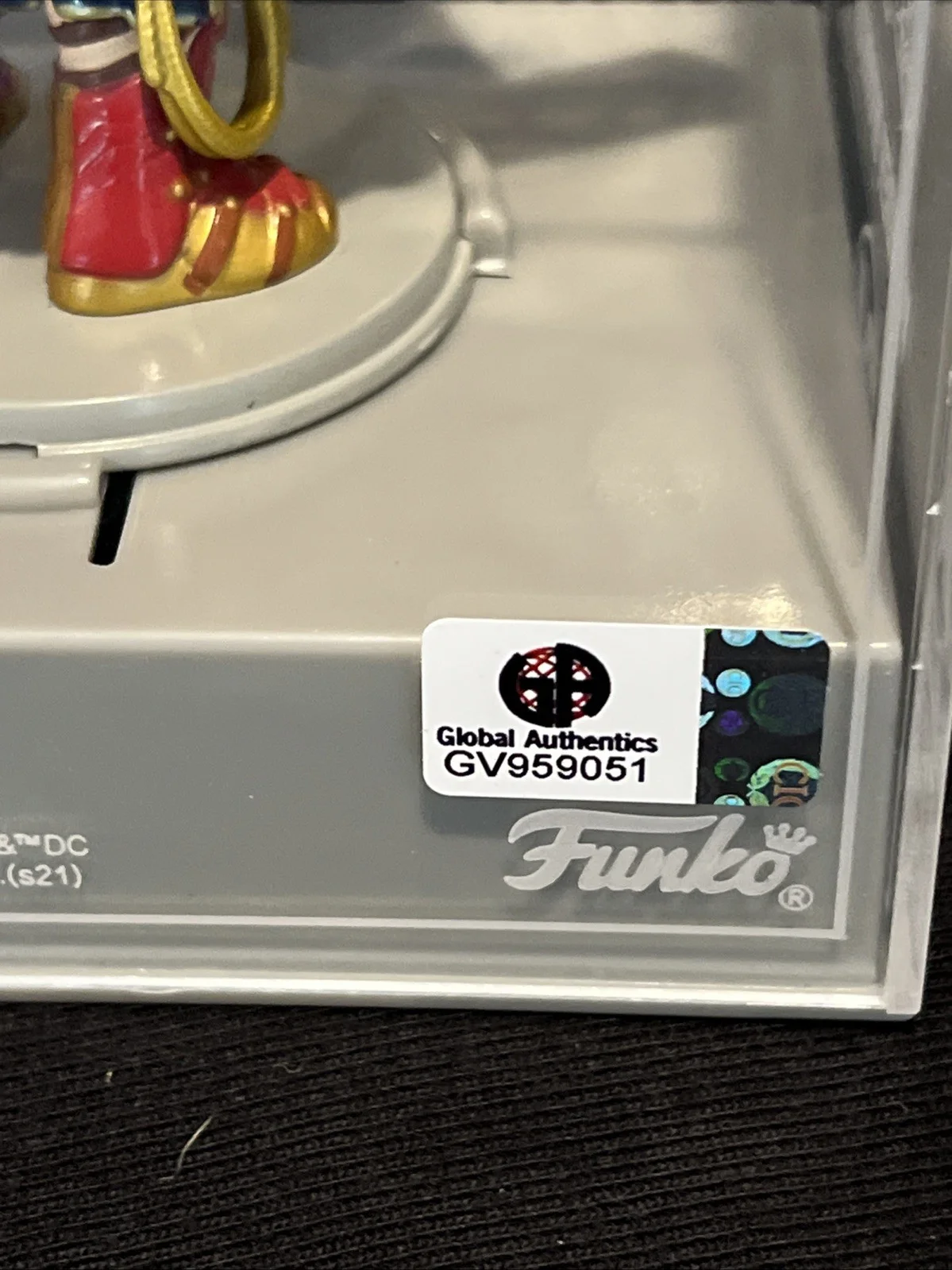 Gal Gadot — Gal Gadot Signed Autograph Wonder Woman Die-cast Funko Global Authentics, изображение 4