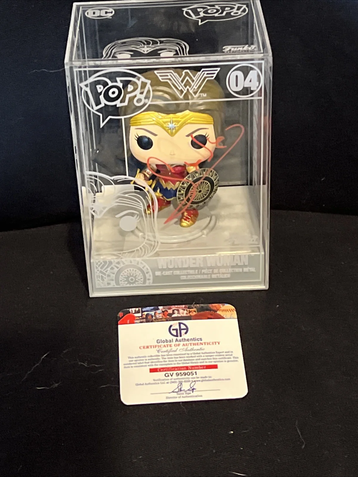Gal Gadot — Gal Gadot Signed Autograph Wonder Woman Die-cast Funko Global Authentics, изображение 5