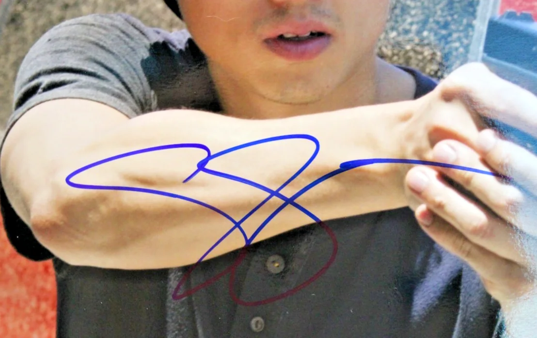 Steven Yeun — Steven Yeun Signed 11x14 Photo Glenn Rhee The Walking Dead PSA/DNA COA, image 2