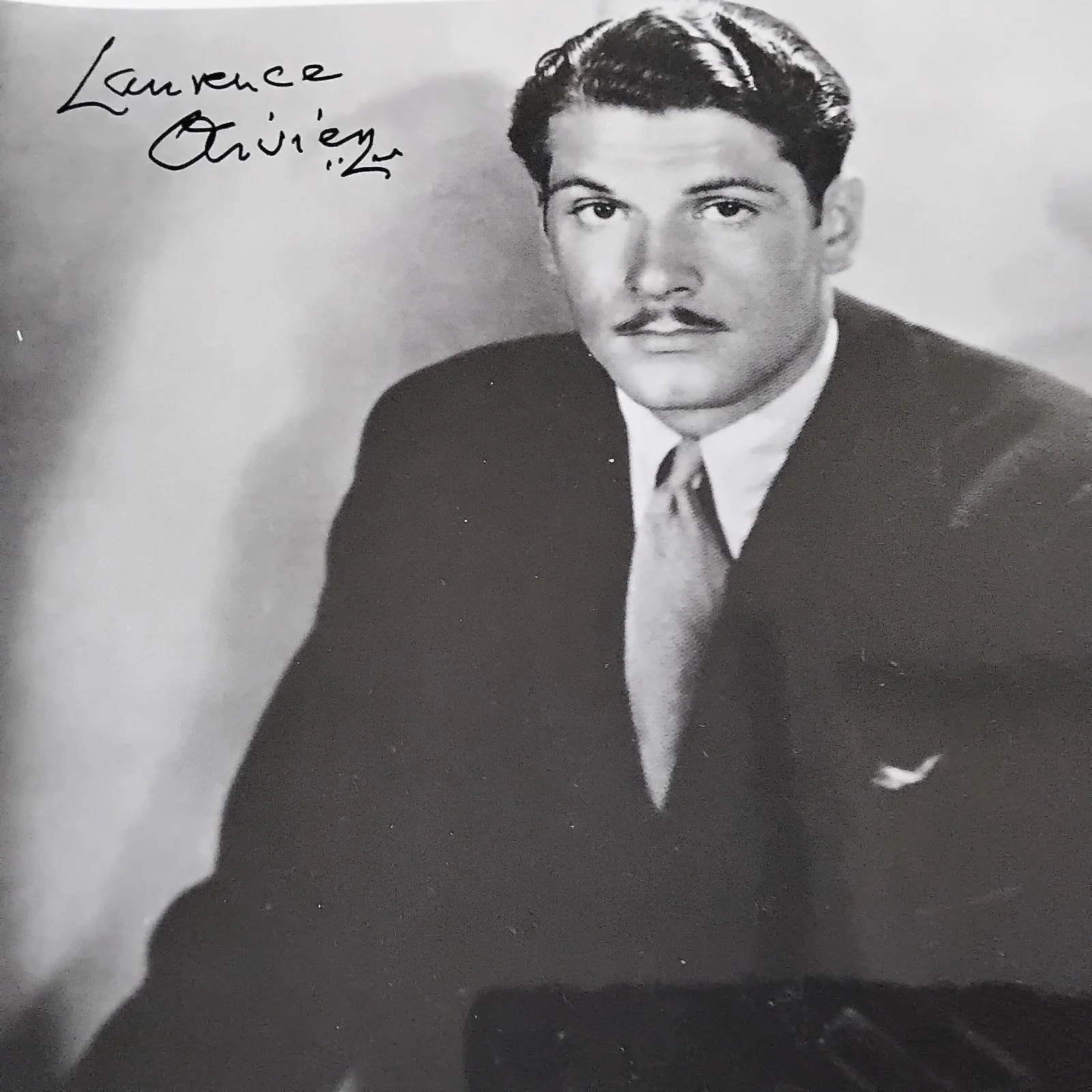 Laurence Olivier SIGNED Photo Movie Actor Wuthering Heights Hamlet Marathon Man, image 5