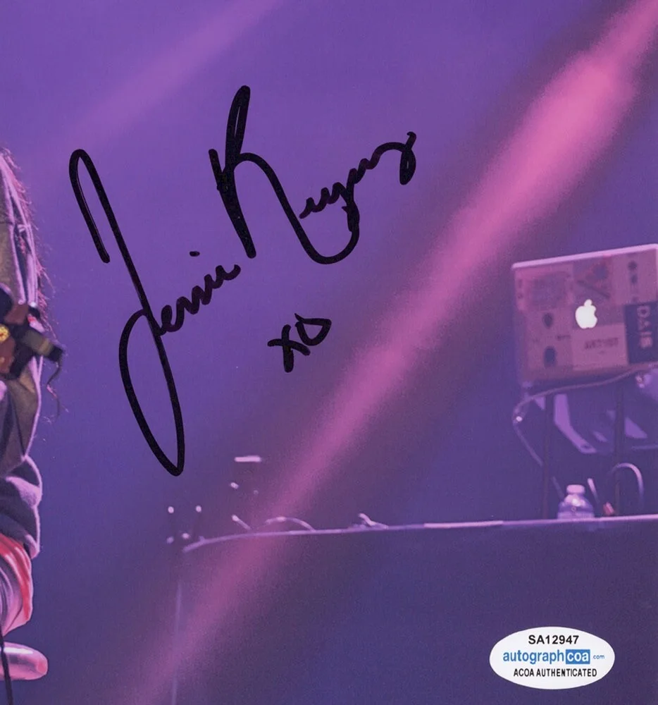 JESSIE REYEZ — Jessie Reyez signed 8x10 Photo PROOF e Figures EMINEM Full Signature ACOA COA, изображение 4