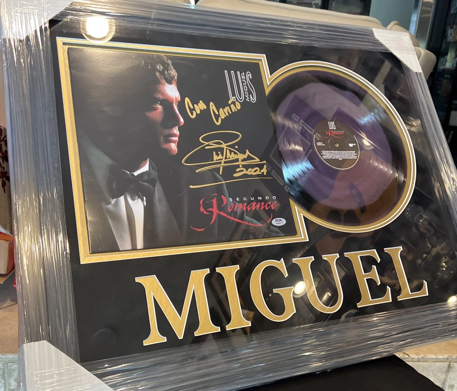 Luis Miguel Singer Signed Autograph Vinyl record With Custum Frame PSA/DNA Auth, изображение 2