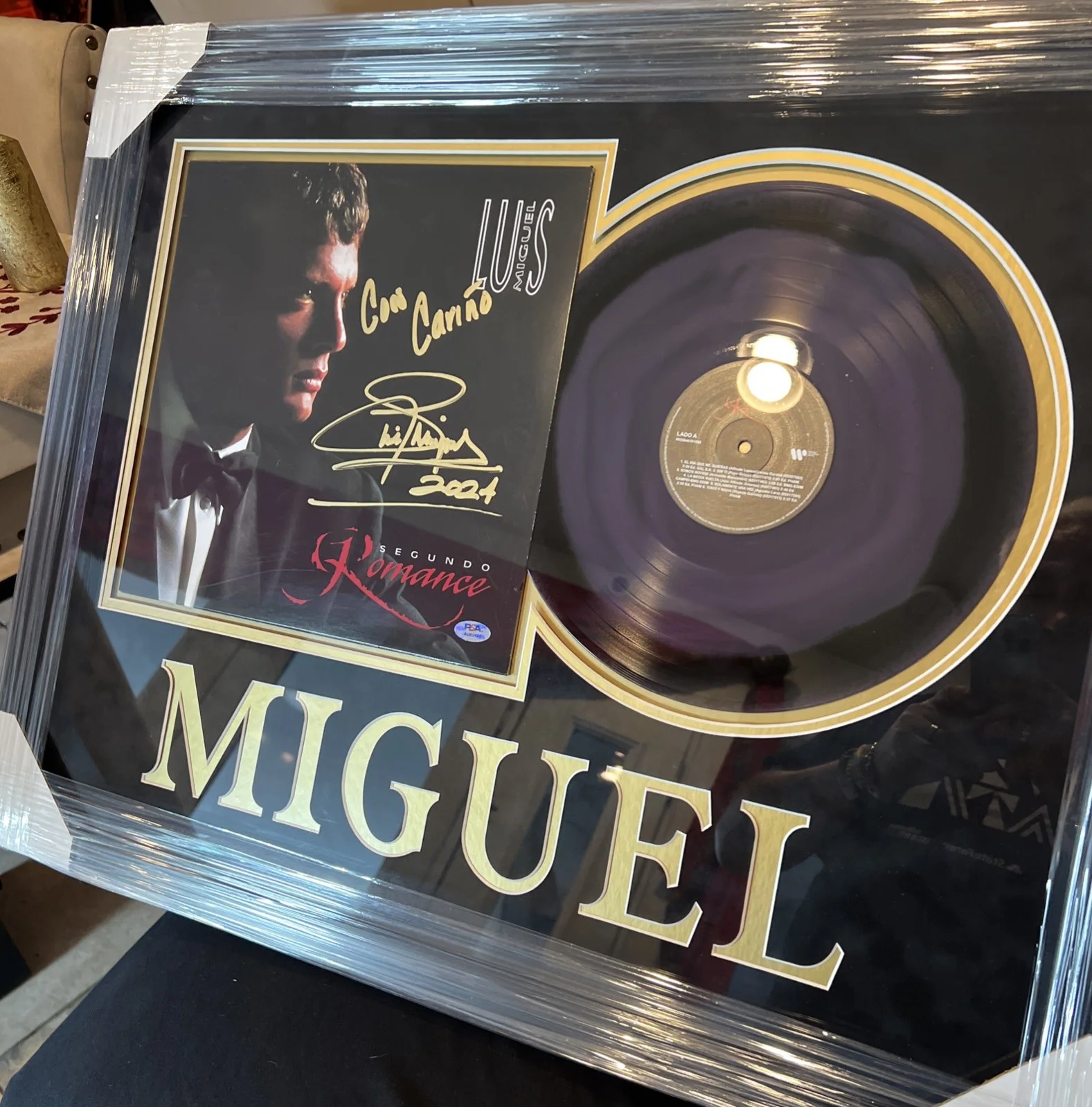 Luis Miguel Singer Signed Autograph Vinyl record With Custum Frame PSA/DNA Auth, изображение 5
