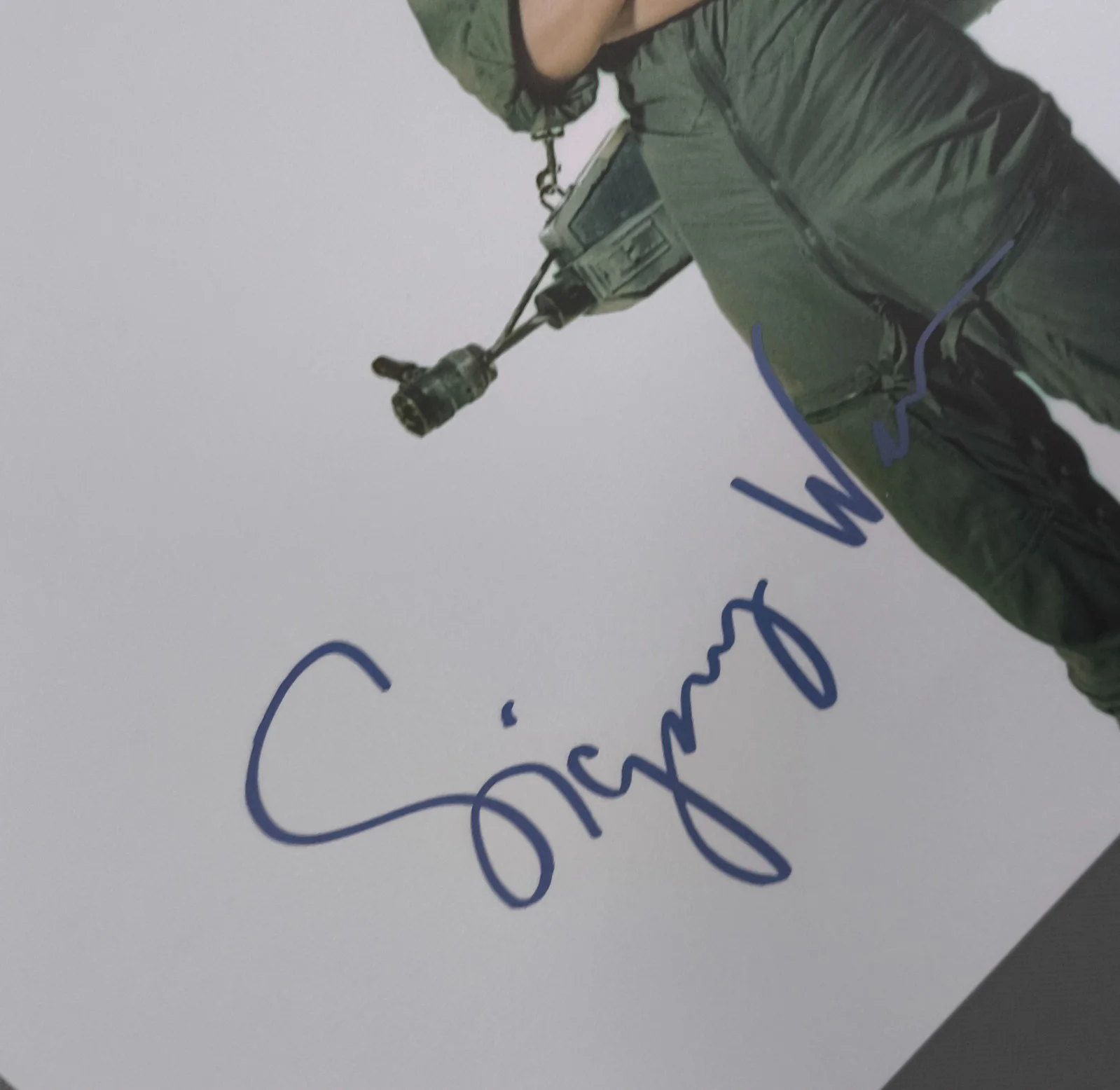 SIGOURNEY WEAVER SIGNED AUTOGRAPHED PHOTO 8X10 RARE, image 2