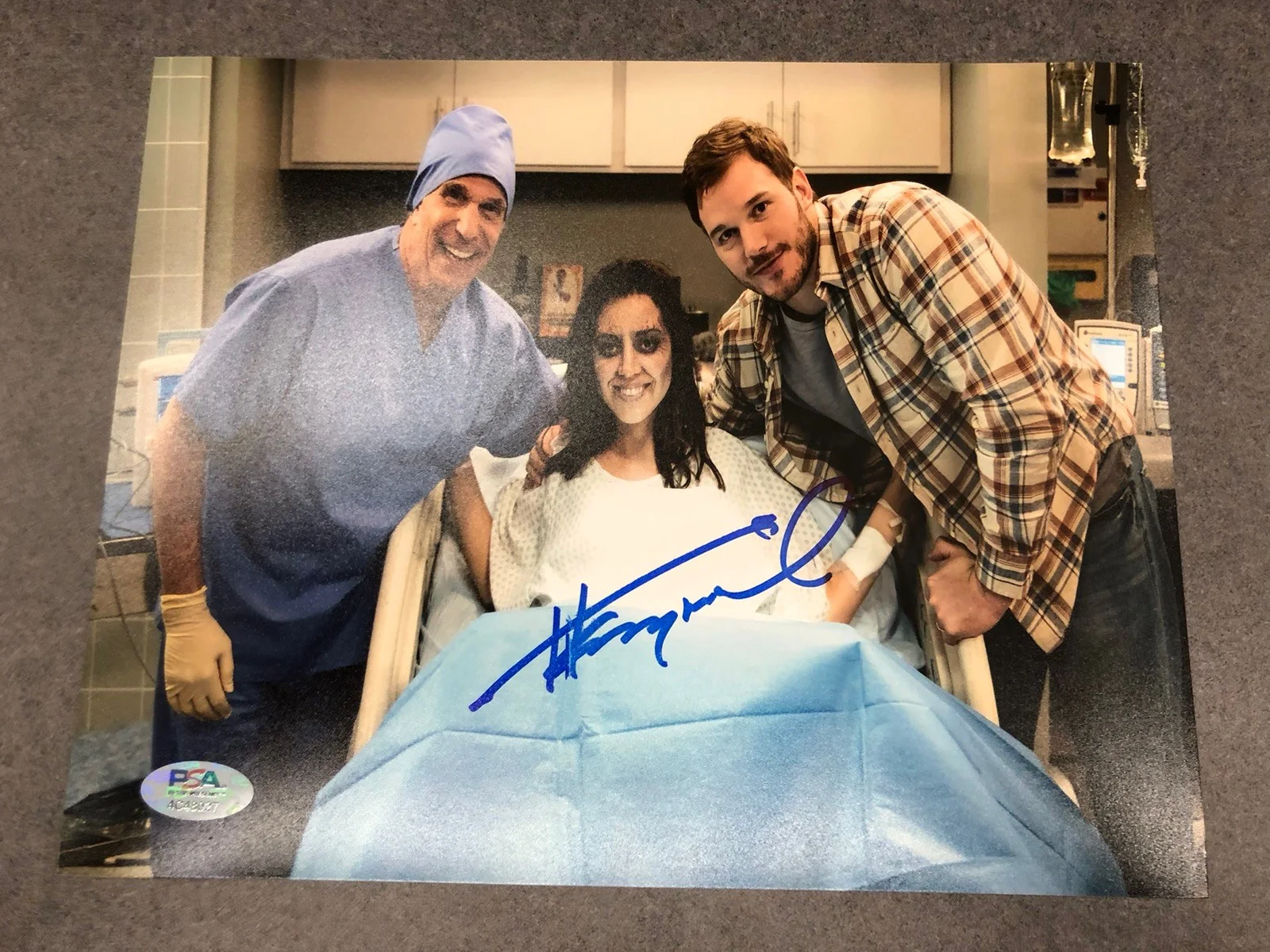 Henry Winkler — Henry Winkler PARKS & RECREATION signed 8x10 photo PSA/DNA Autographed