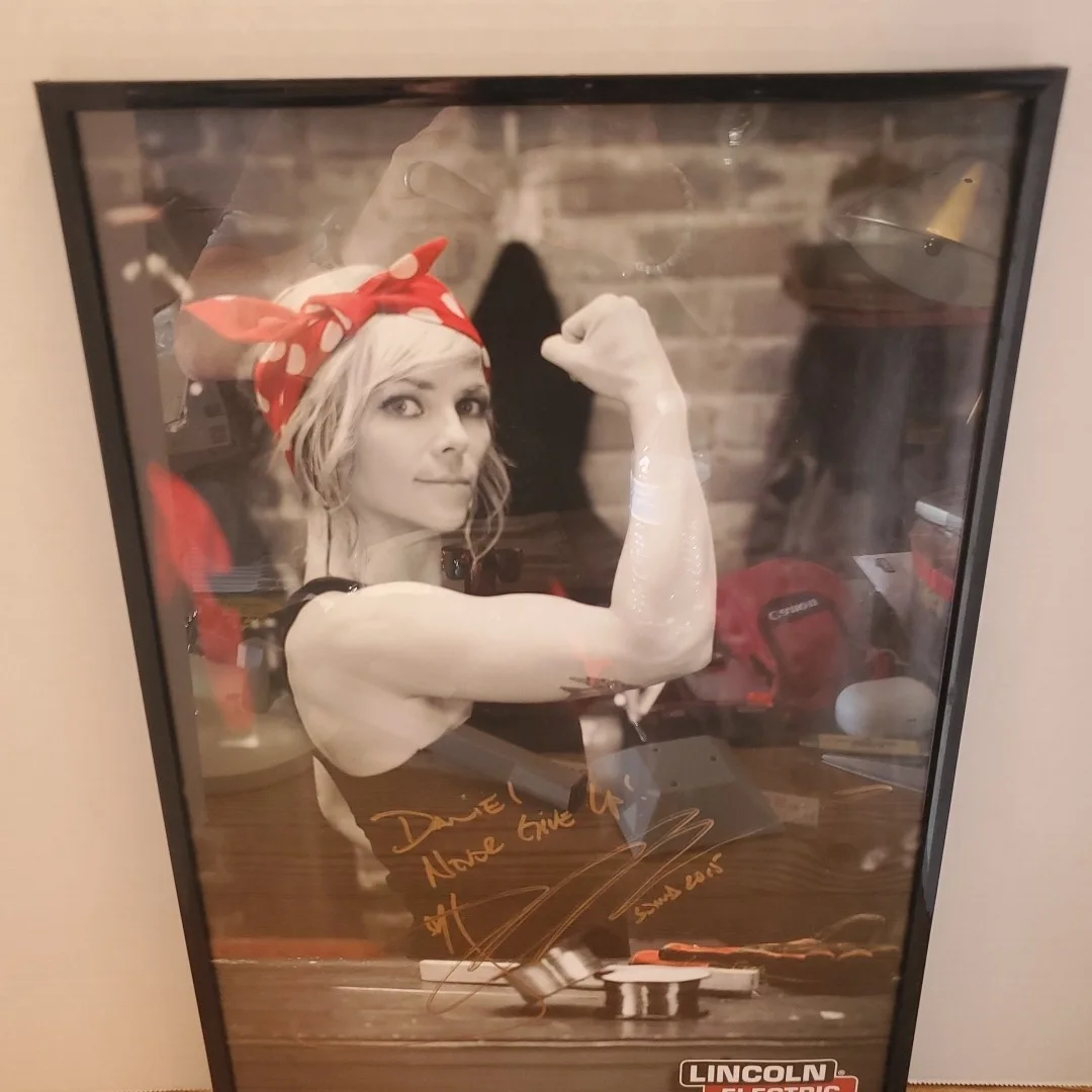Jessi Combs — Jessi Combs Signed Lincoln Electric 17"×11" Photo SEMA 2015 RARE Rosie Riveter, изображение 2