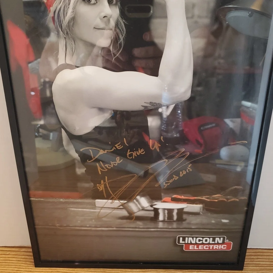 Jessi Combs — Jessi Combs Signed Lincoln Electric 17"×11" Photo SEMA 2015 RARE Rosie Riveter, изображение 3