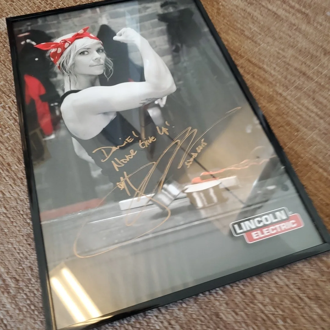 Jessi Combs — Jessi Combs Signed Lincoln Electric 17"×11" Photo SEMA 2015 RARE Rosie Riveter, изображение 5