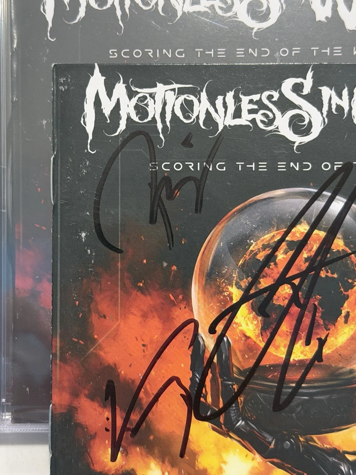 Motionless In White Signed Autographed CD Scoring the End of the World #3, изображение 3