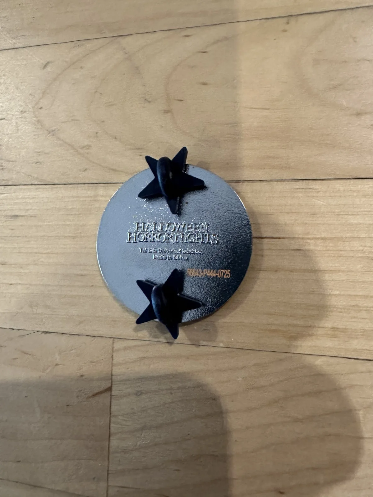 HALLOWEEN HORROR NIGHTS HHN 2025 RARE METAL PIN BADGE BUTTON PROMO NEW, изображение 2