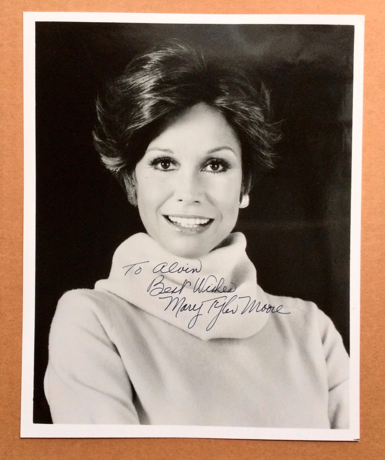 Mary Tyler Moore — MARY TYLER MOORE (1936-2017) Original SIGNED AUTOGRAPH Autographed Photo