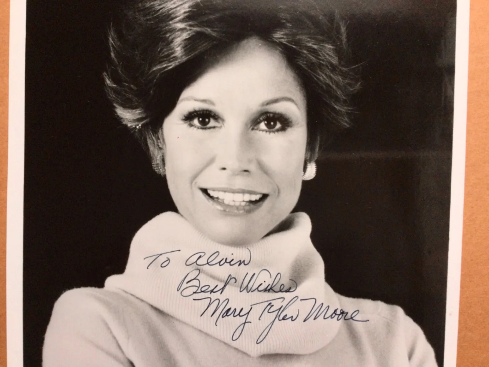 Mary Tyler Moore — MARY TYLER MOORE (1936-2017) Original SIGNED AUTOGRAPH Autographed Photo, изображение 3
