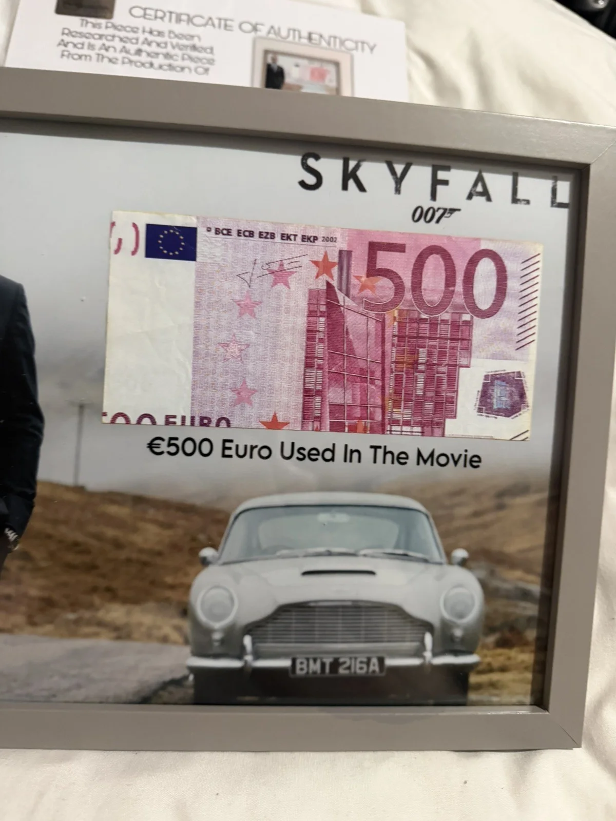 Skyfall Movie Screen Used Prop Film TV COA James Bond Action framed bank note, изображение 2