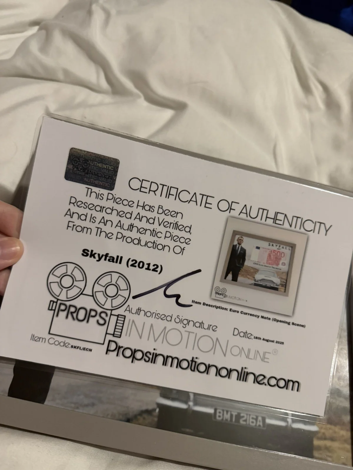 Skyfall Movie Screen Used Prop Film TV COA James Bond Action framed bank note, изображение 4