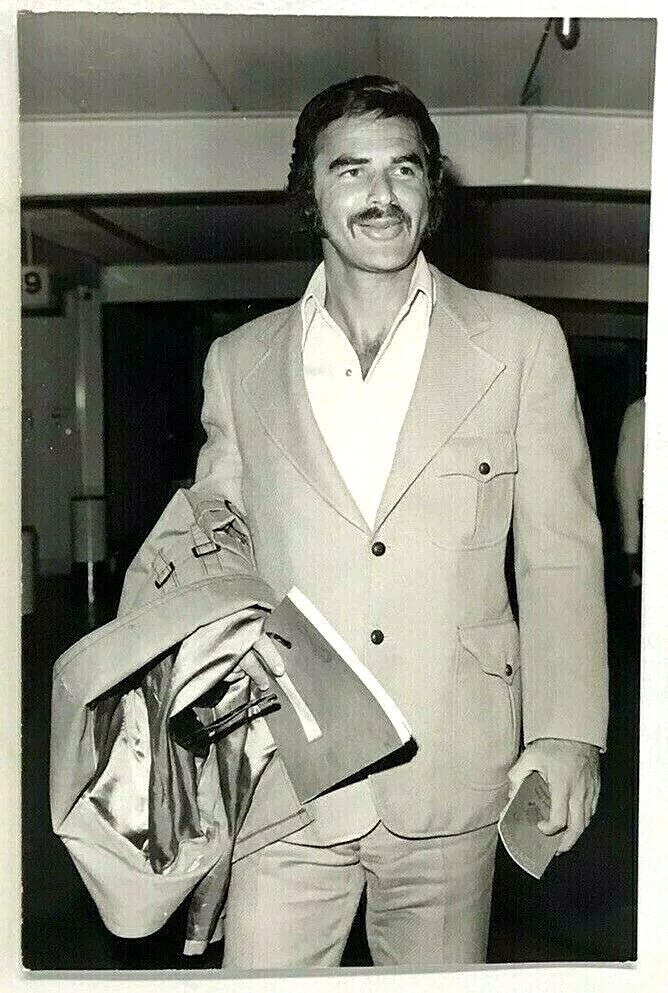 Press Photo Actor Burt Reynolds Airport Travelling Holding Passport Script, image 2
