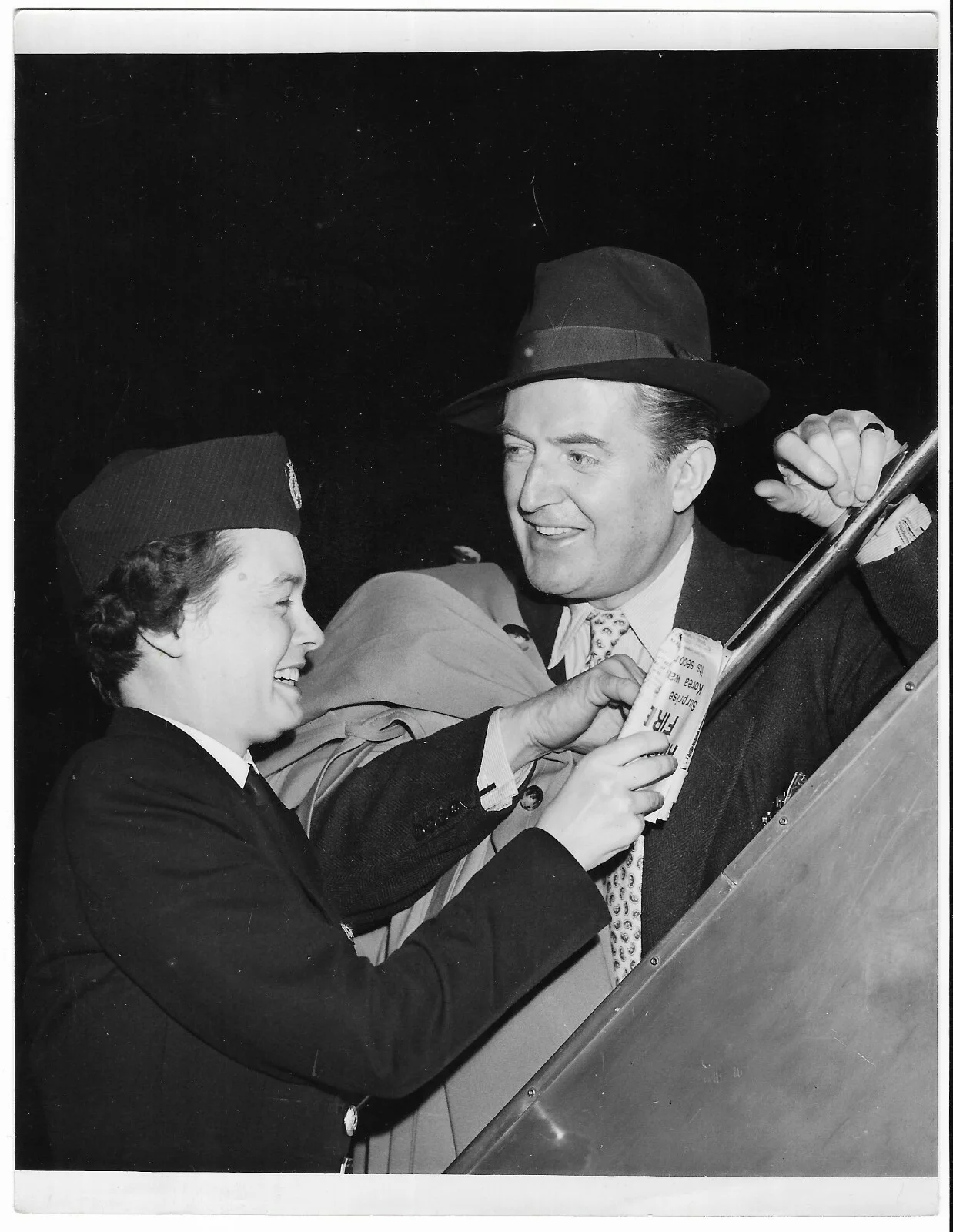Press Photo Actor Jack Warner Military Woman / Stewardess Laughing 1940s-1950s, изображение 2