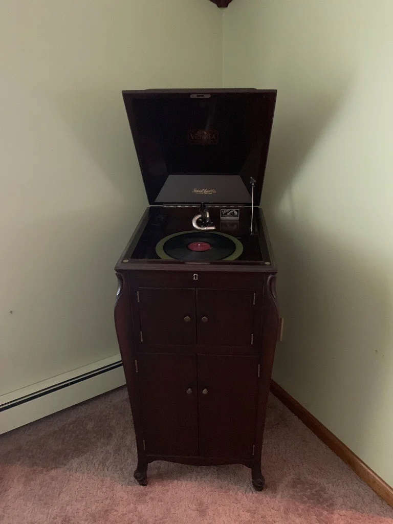 1917 Victor Talking Machine Co Floor Model, image 2