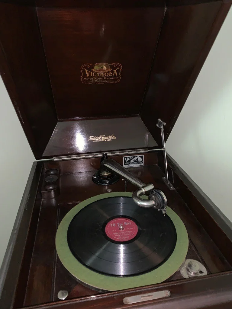 1917 Victor Talking Machine Co Floor Model, image 3