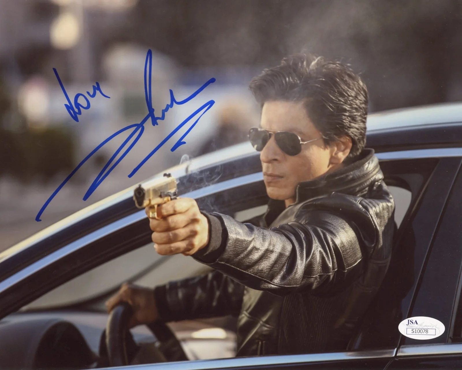 Shah Rukh Khan — Shah Rukh Khan Signed Autographed 'DILWALE' 8x10 Photo EXACT Proof JSA COA B, изображение 2