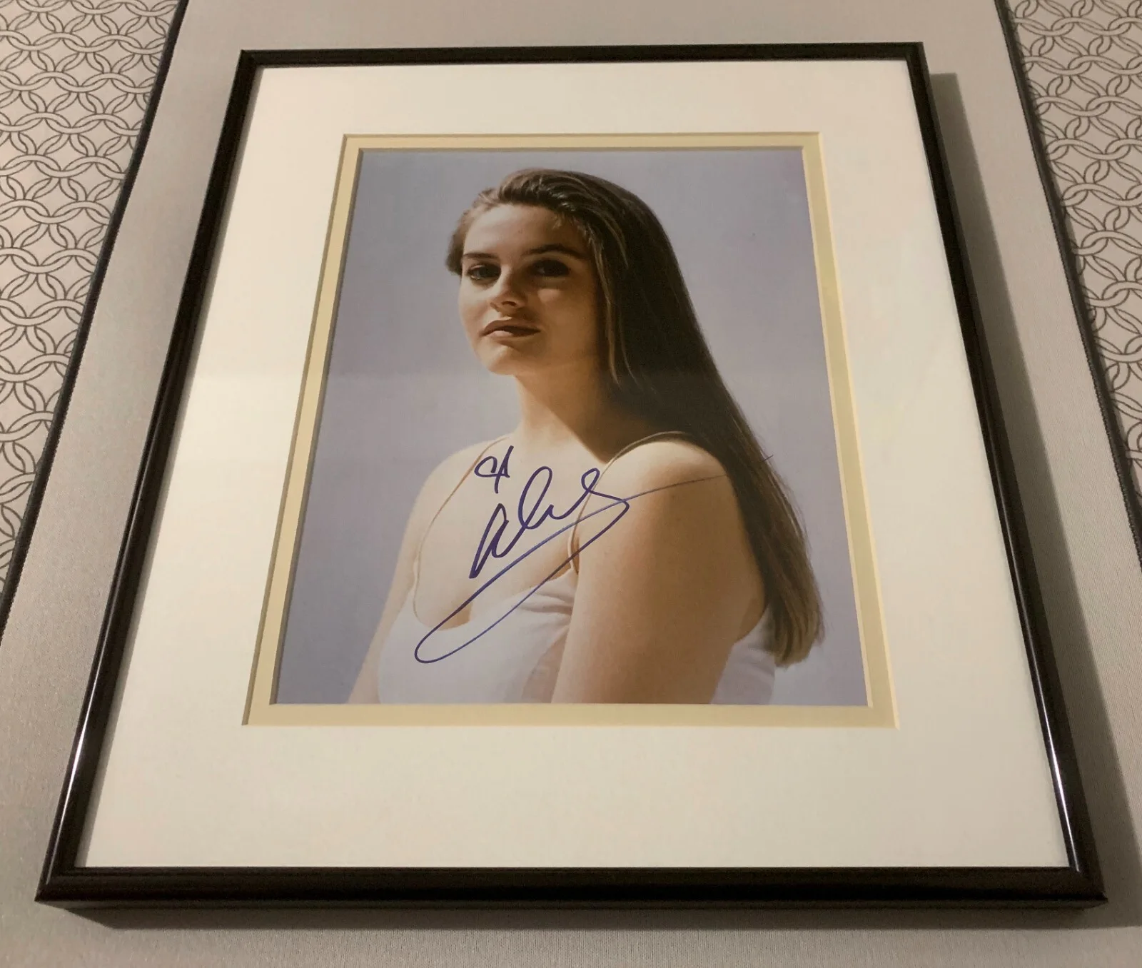 Alicia Silverstone — Framed Alicia Silverstone Autographed/Signed Authentic 8x10 Photo w/COA + More, изображение 2
