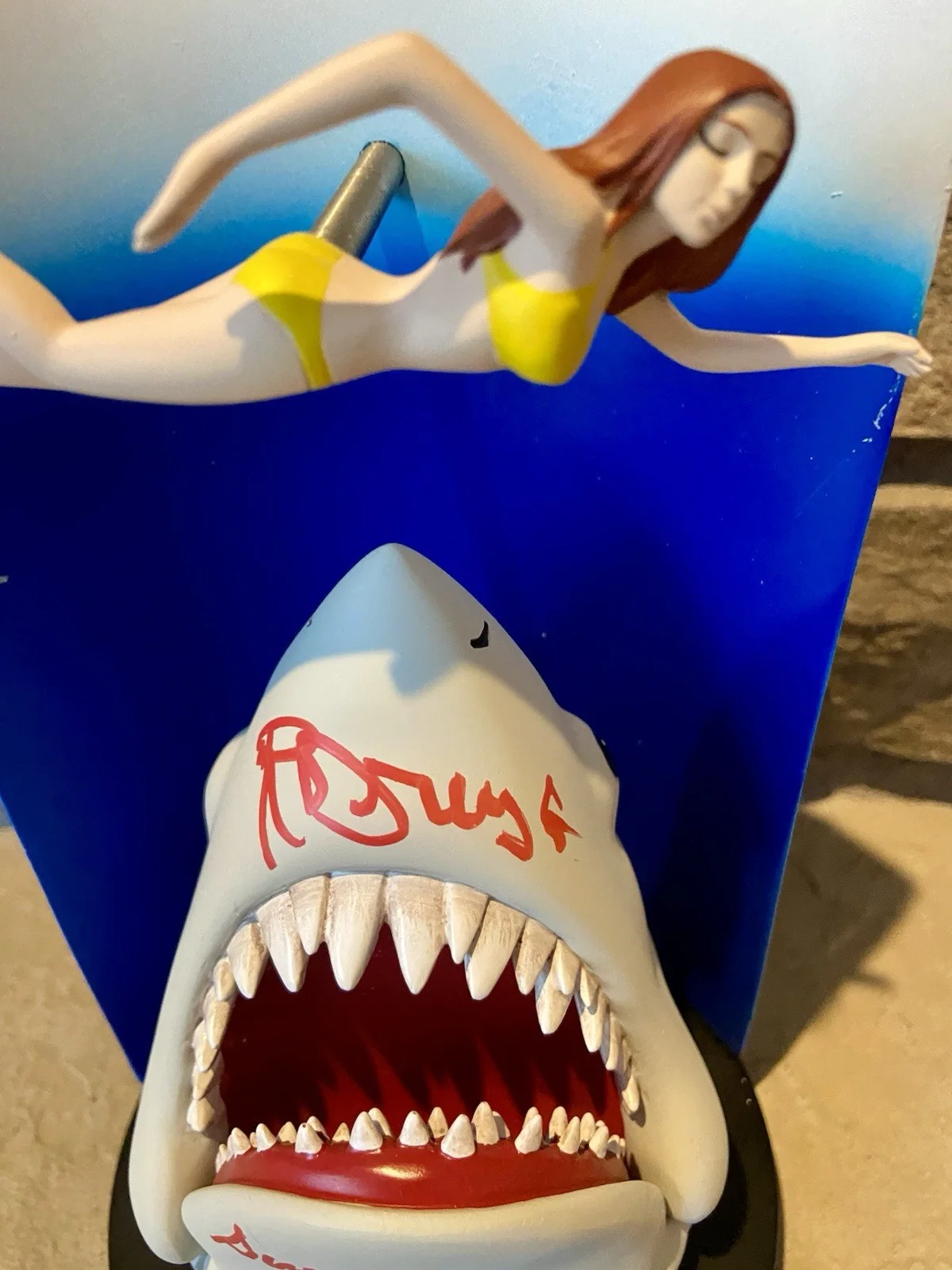 Richard Dreyfuss, Susan Backlinie — “Jaws” Richard Dreyfuss & Susan Backlinie Signed Statue - JSA COA - “1st Victim”, изображение 2