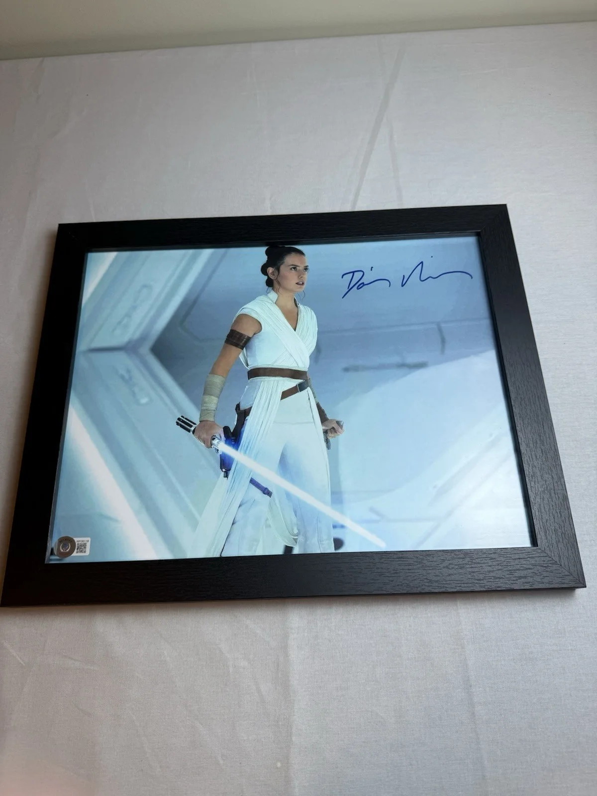 Daisy Ridley — Daisy Ridley Signed Star Wars Rey Jedi 11x14 Photo Beckett BAS Witnessed