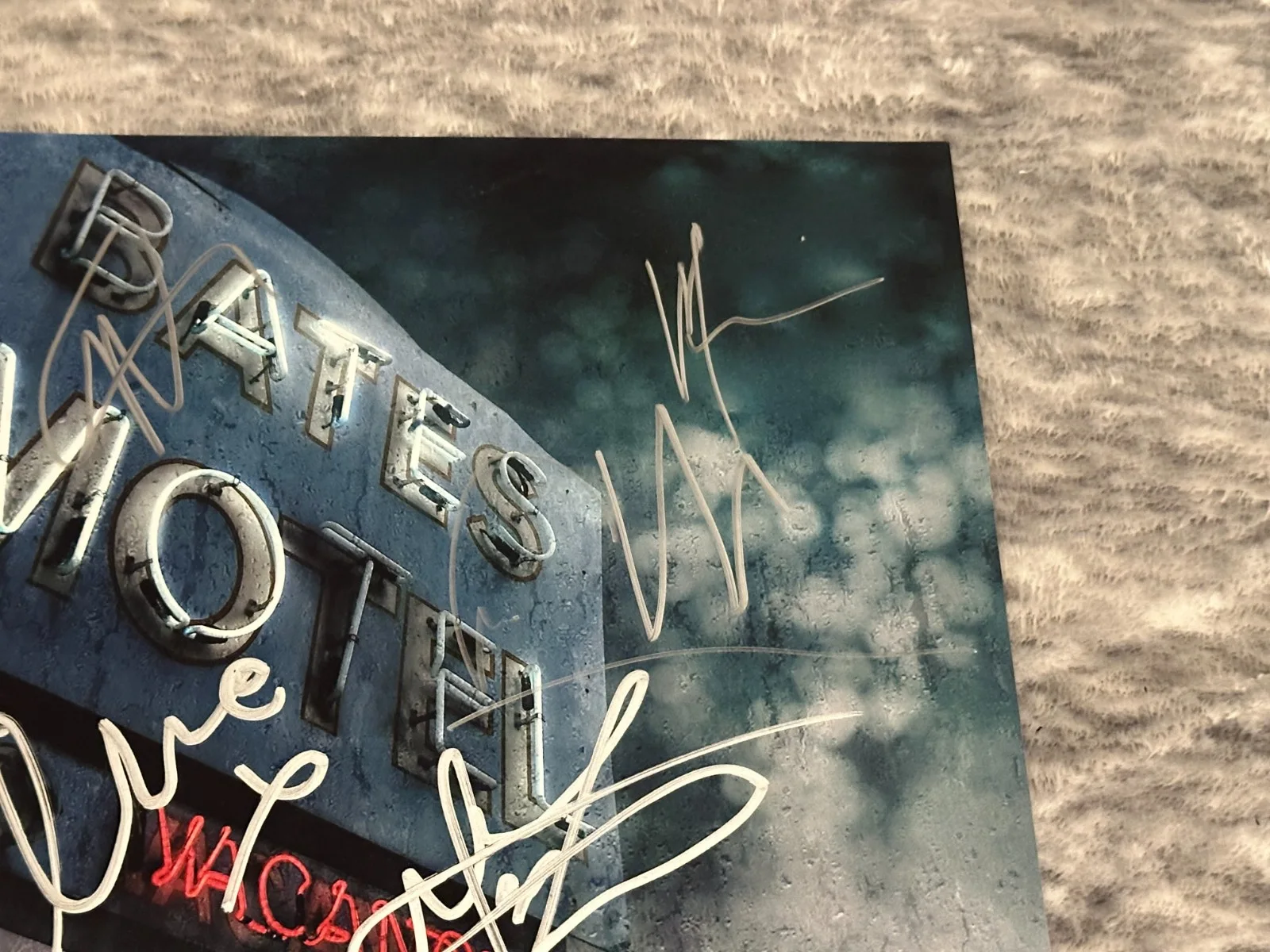 Bates Motel cast signed 8x10 Freddie Highmore Vera Farmiga Nicola Peltz O Cooke, изображение 3