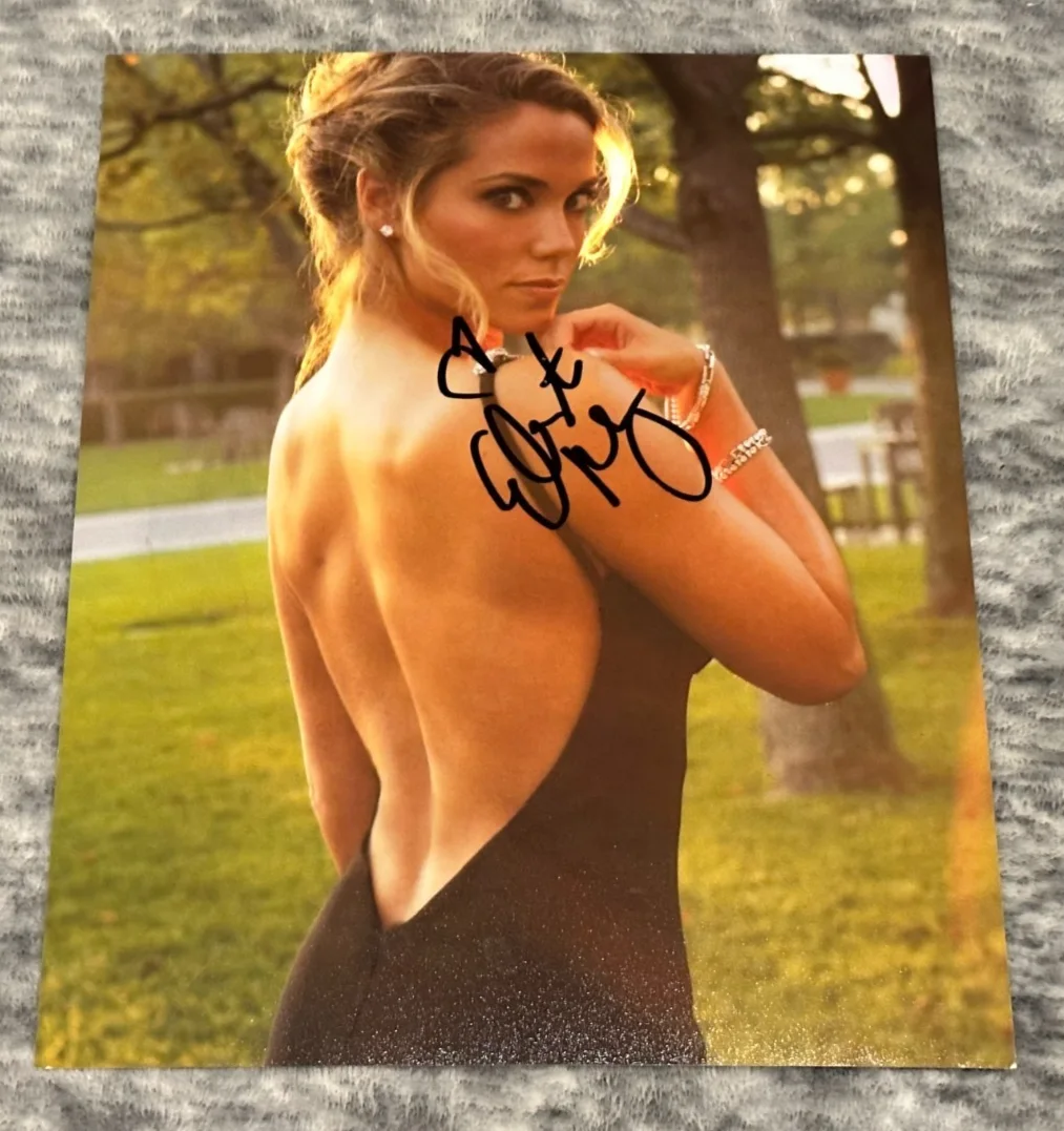 Elizabeth Berkley — Elizabeth Berkley signed sexy 8x10 Saved By The Bell Showgirls actress