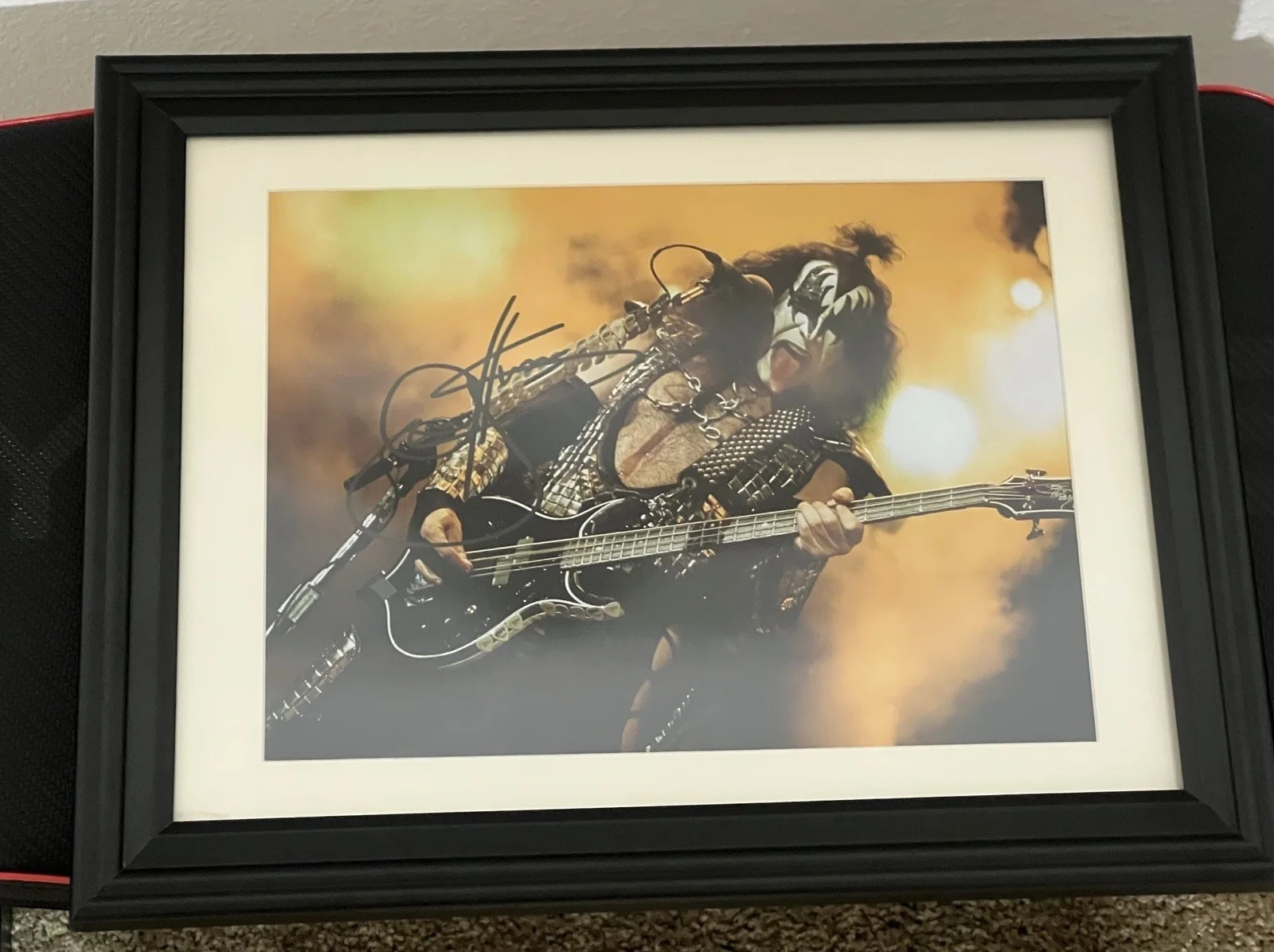 GENE SIMMONS Autographed signed 8 X 11.5 photo Fully Framed KISS Rock & Roll, изображение 4