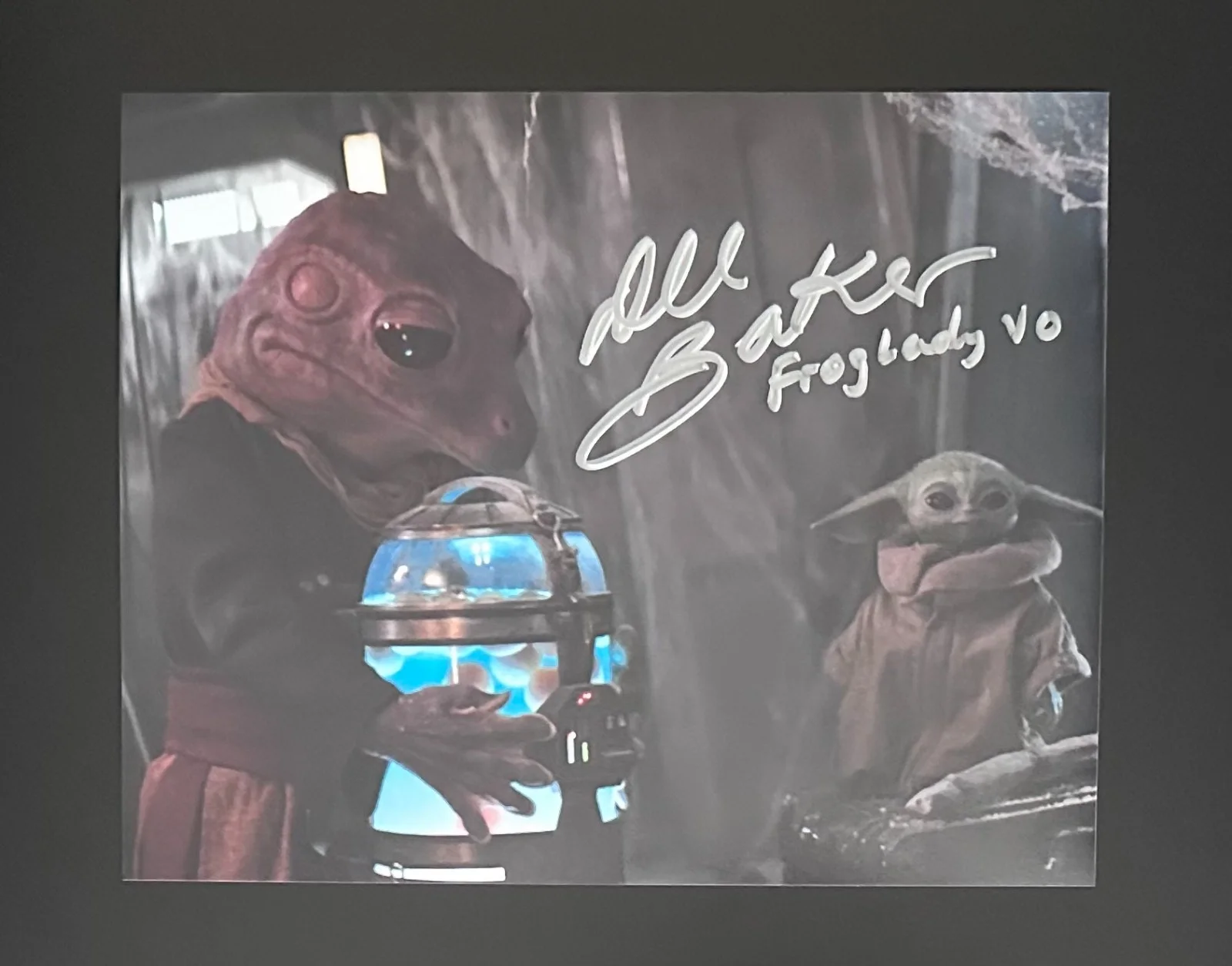 Dee Bradley Baker — Dee Baker Signed 8x10 Star Wars Mandalorian Frog Lady VO (with Grogu) Autograph, изображение 2