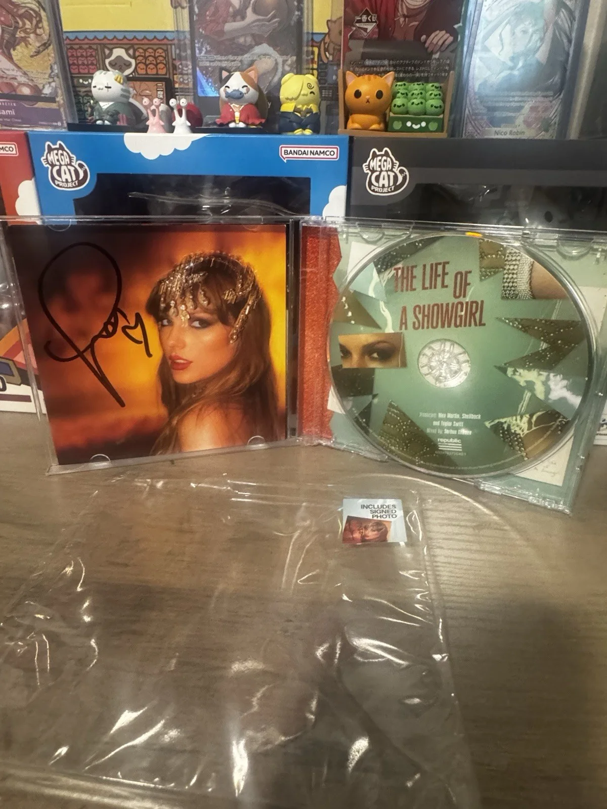 Taylor Swift The Life of a Showgirl CD + Hand Signed Photos 1-2-4Bundle of 3 NEW, изображение 3