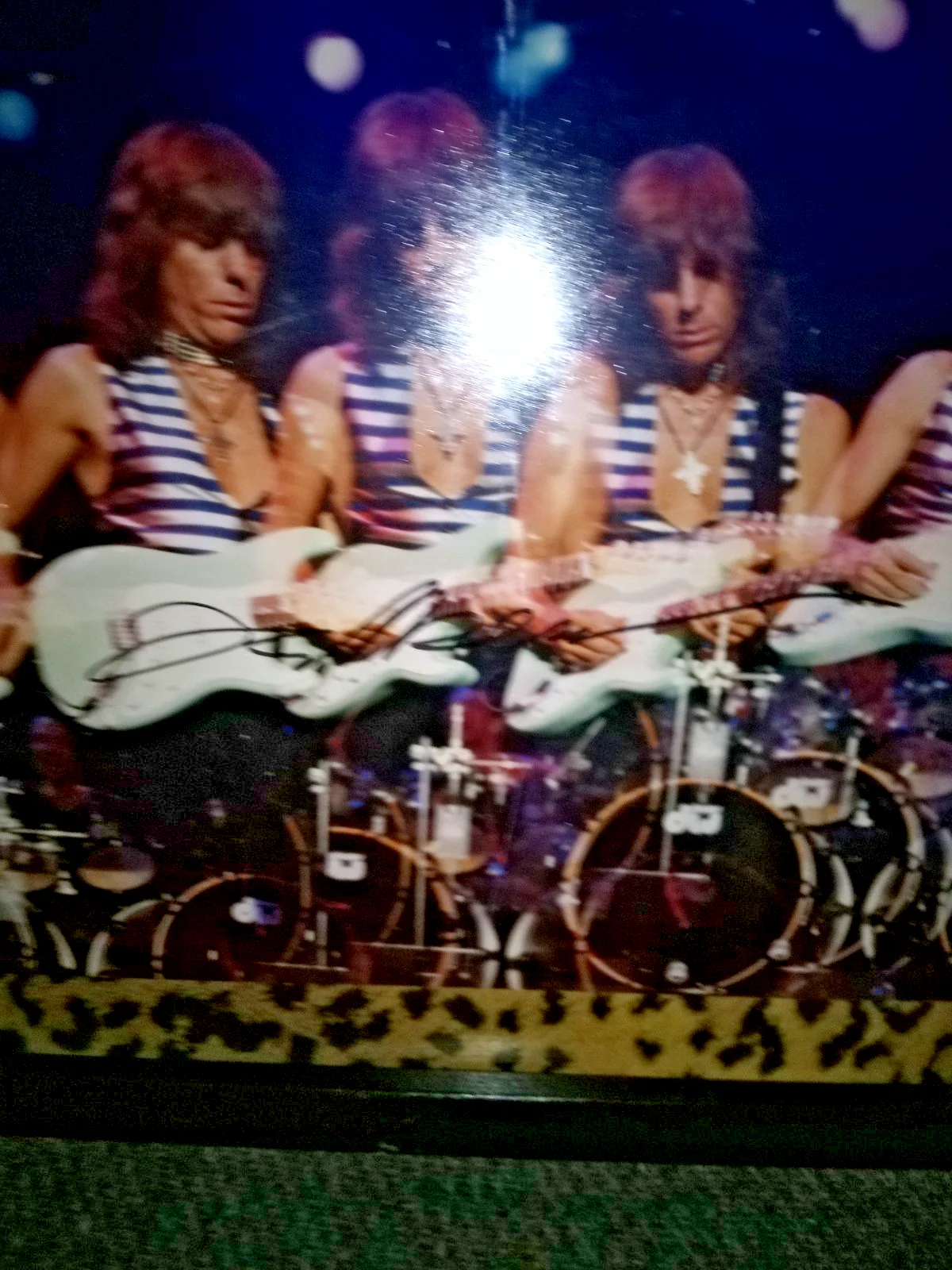JEFF BECK SIGNED CONCERT PHOTO WITH BACK STAGE PASS FRAMED 11X15, изображение 2