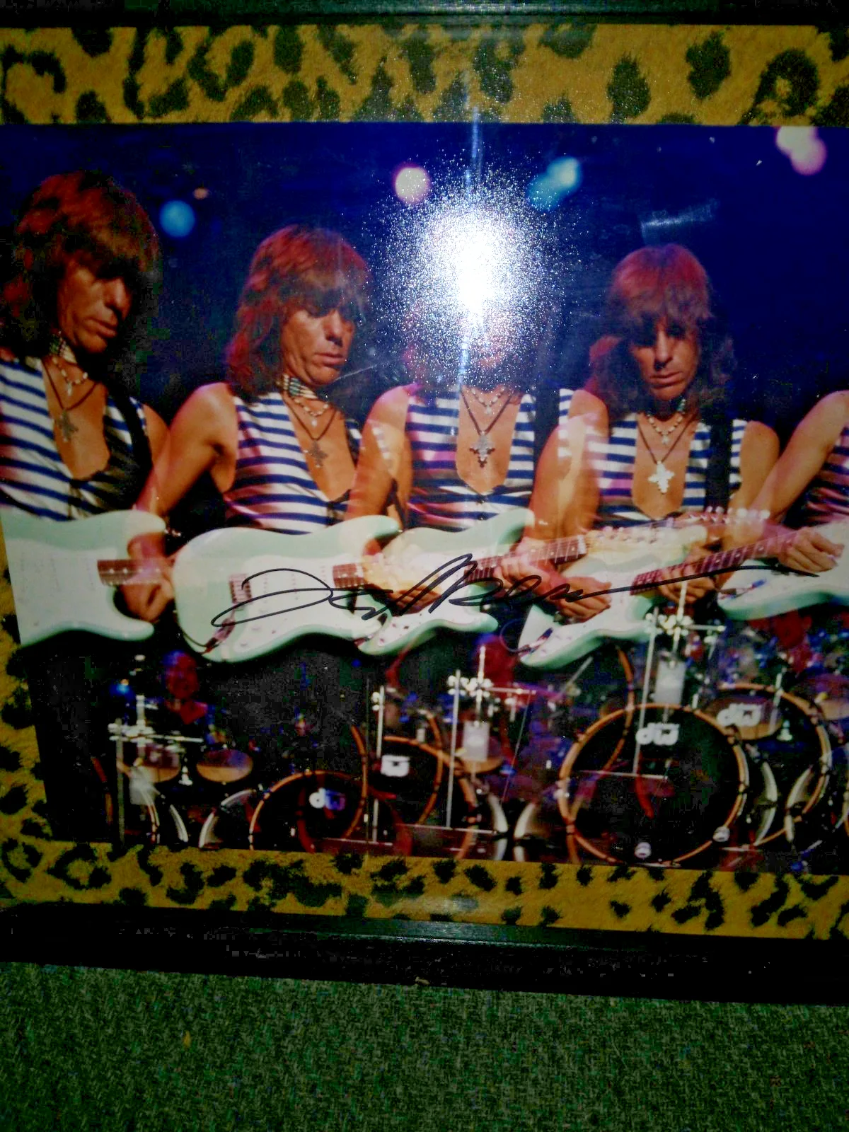 JEFF BECK SIGNED CONCERT PHOTO WITH BACK STAGE PASS FRAMED 11X15, изображение 3