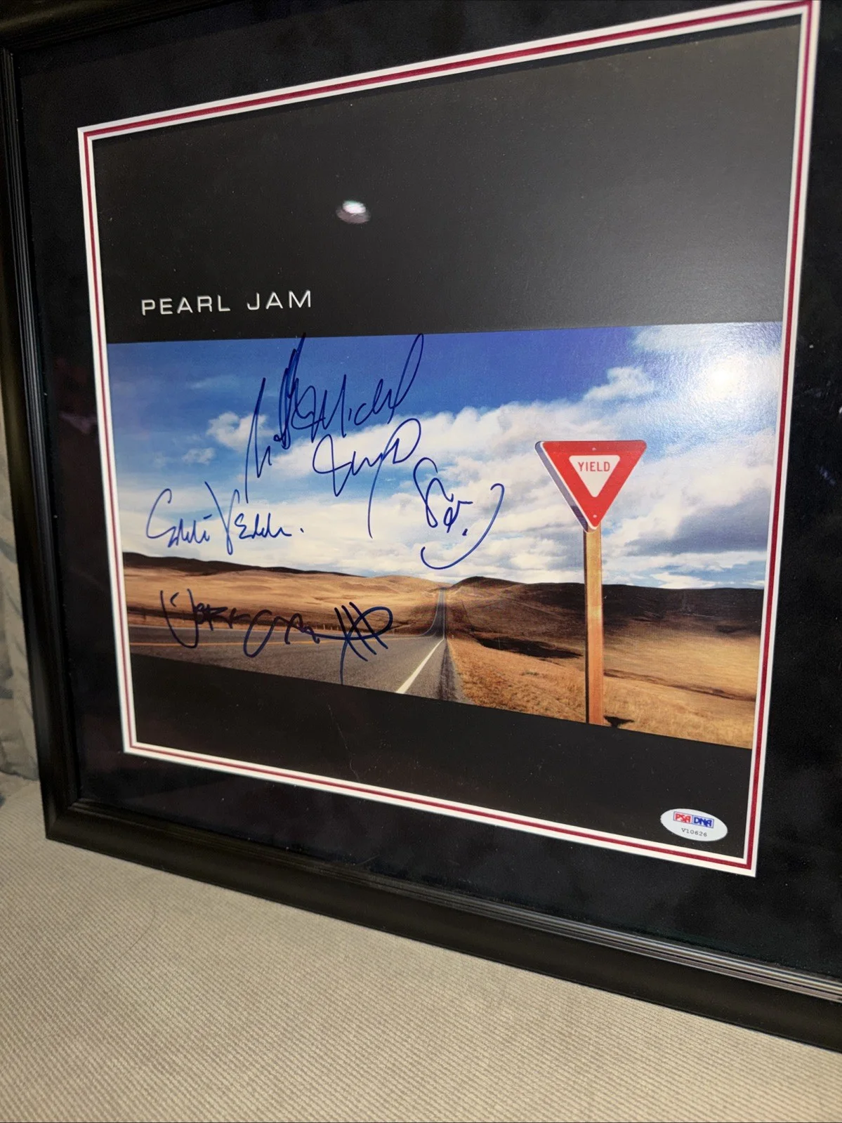 Eddie Vedder — PEARL JAM BAND SIGNED AUTOGRAPH ALBUM VINYL RECORD PEARL JAM YIELD PSA LOA 5 Sig, изображение 2