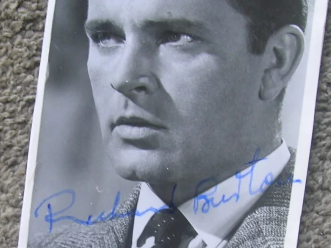 RICHARD BURTON — RICHARD BURTON VINTAGE AUTOGRAPH PHOTO, image 2