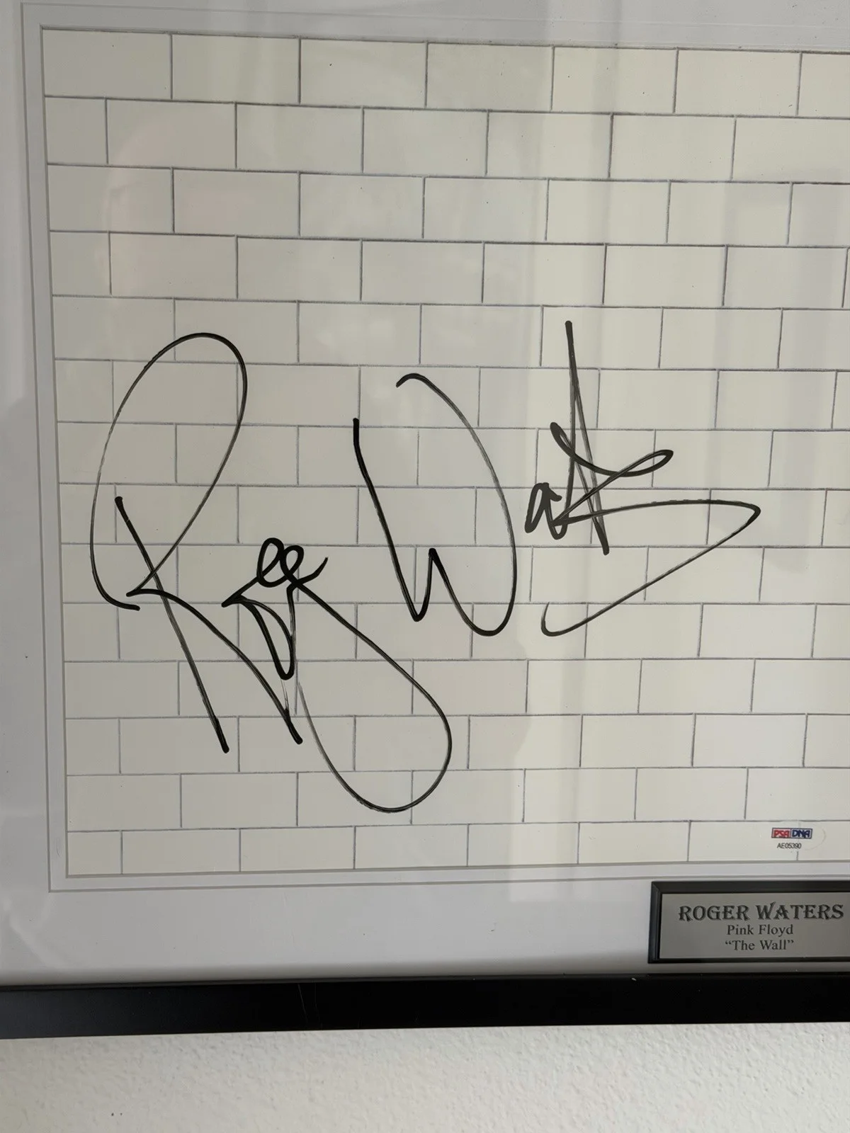 Pink Floyd Roger Waters Signed "Wall" LP Display PSA/DNA, image 2