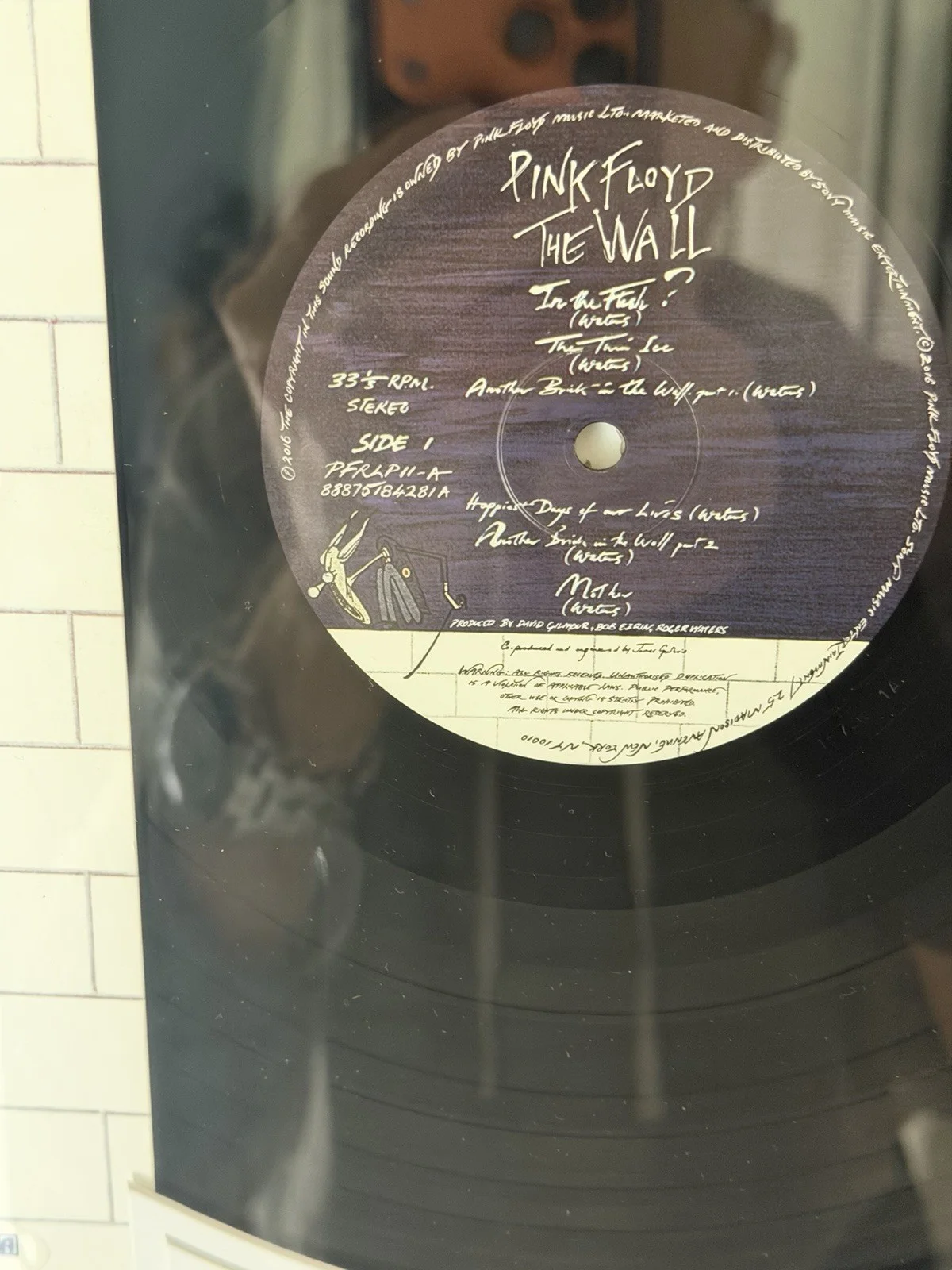 Pink Floyd Roger Waters Signed "Wall" LP Display PSA/DNA, image 3