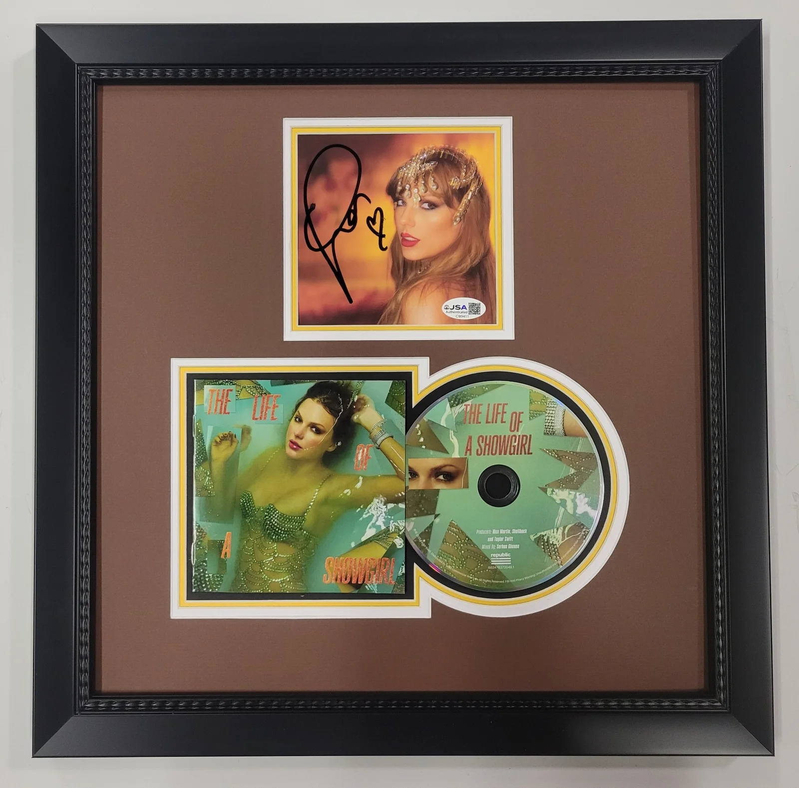 Taylor Swift Signed Framed The Life Of A Showgirl CD JSA COA 14x14, изображение 2