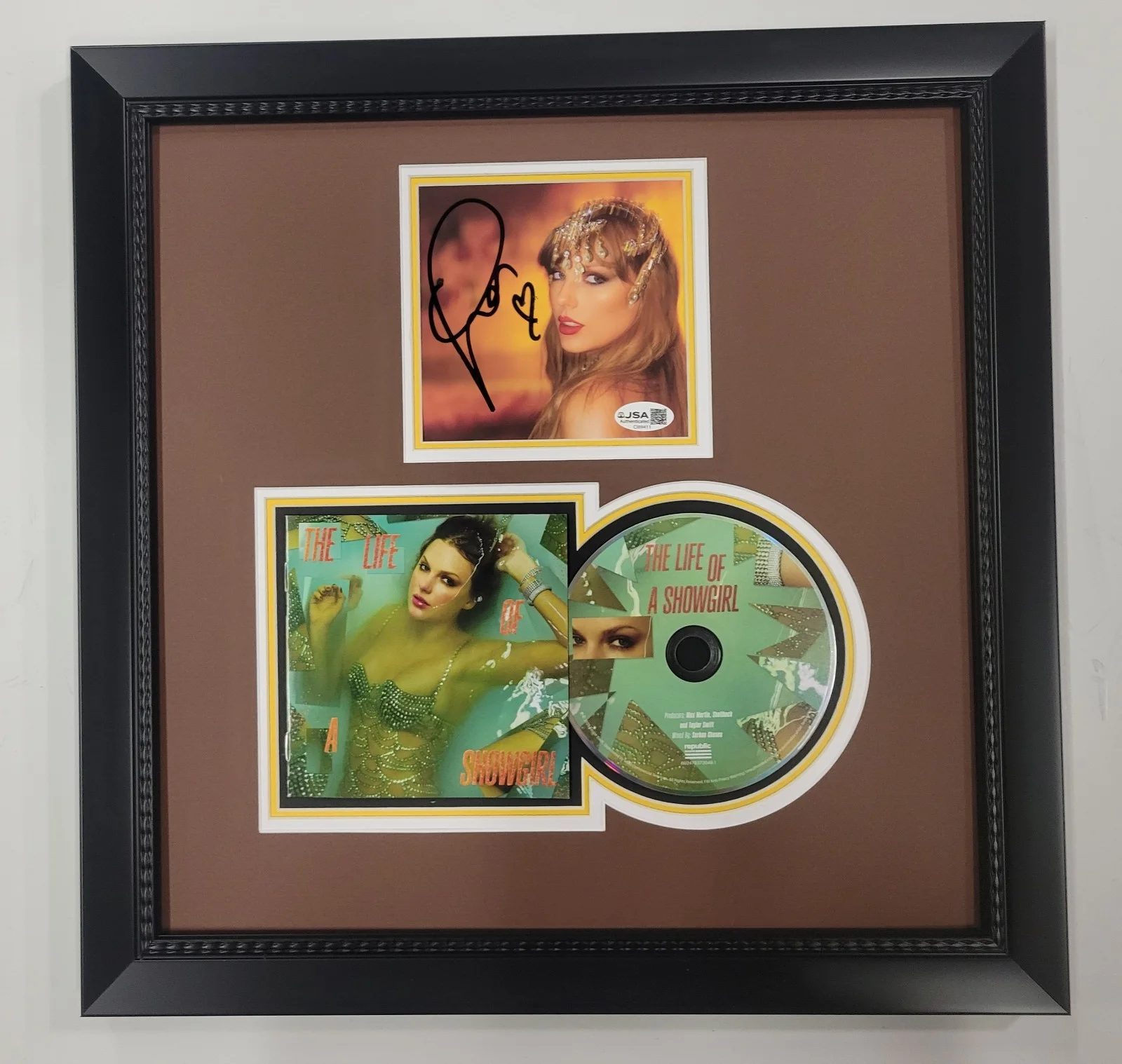 Taylor Swift Signed Framed The Life Of A Showgirl CD JSA COA 14x14, изображение 3