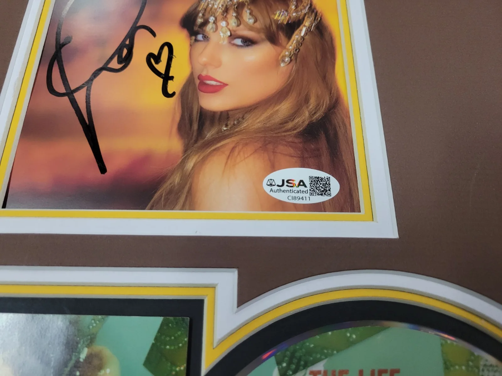 Taylor Swift Signed Framed The Life Of A Showgirl CD JSA COA 14x14, изображение 4