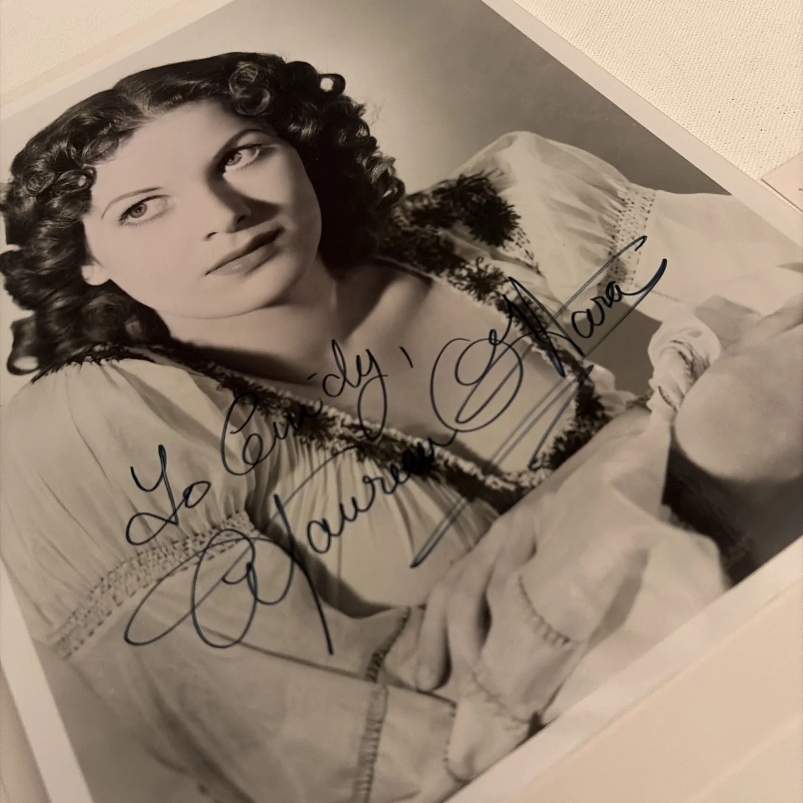 Maureen Ohara — Maureen O’Hara Signed Autographed 8x10 B/W with COA; The Golden Age of Hollywood, изображение 2