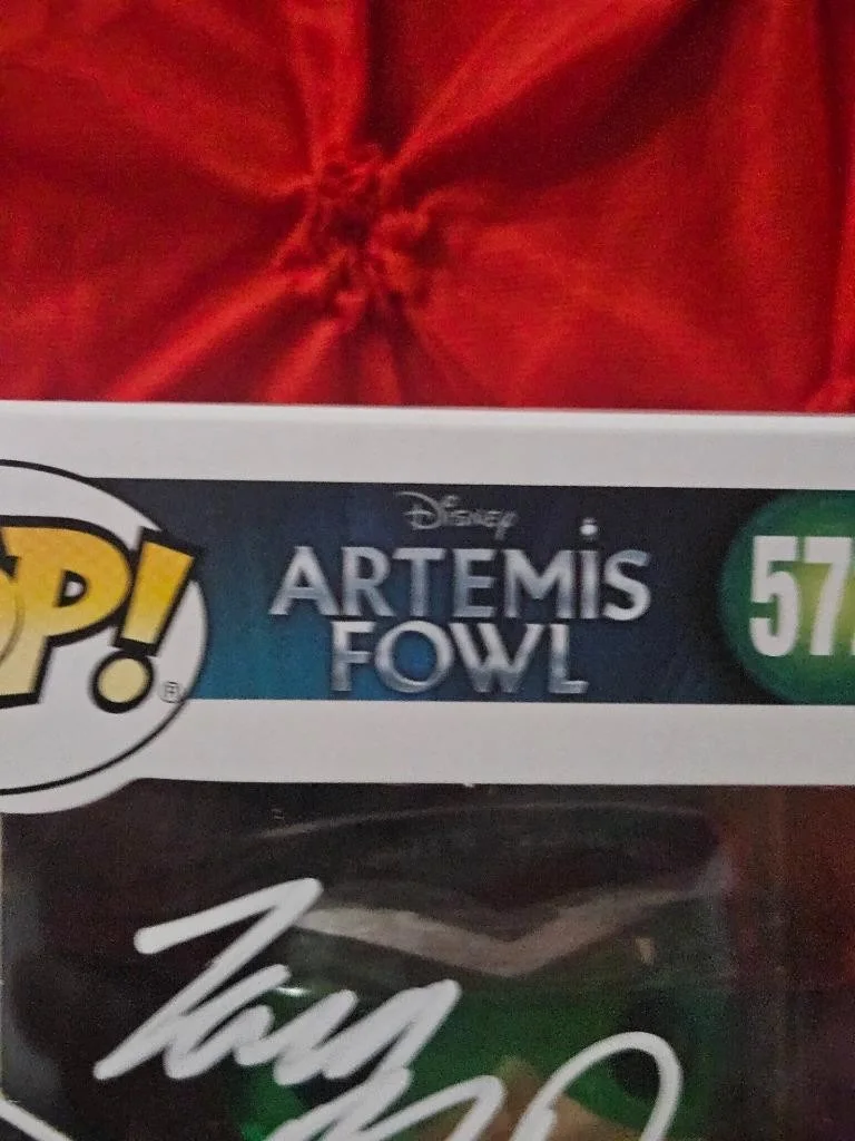 LARA MCDONNELL — LARA MCDONNELL SIGNED AUTOGRAPHED FUNKO POP! 572 ARTEMIS FOWL HOLLY SHORT W/ COA, изображение 3