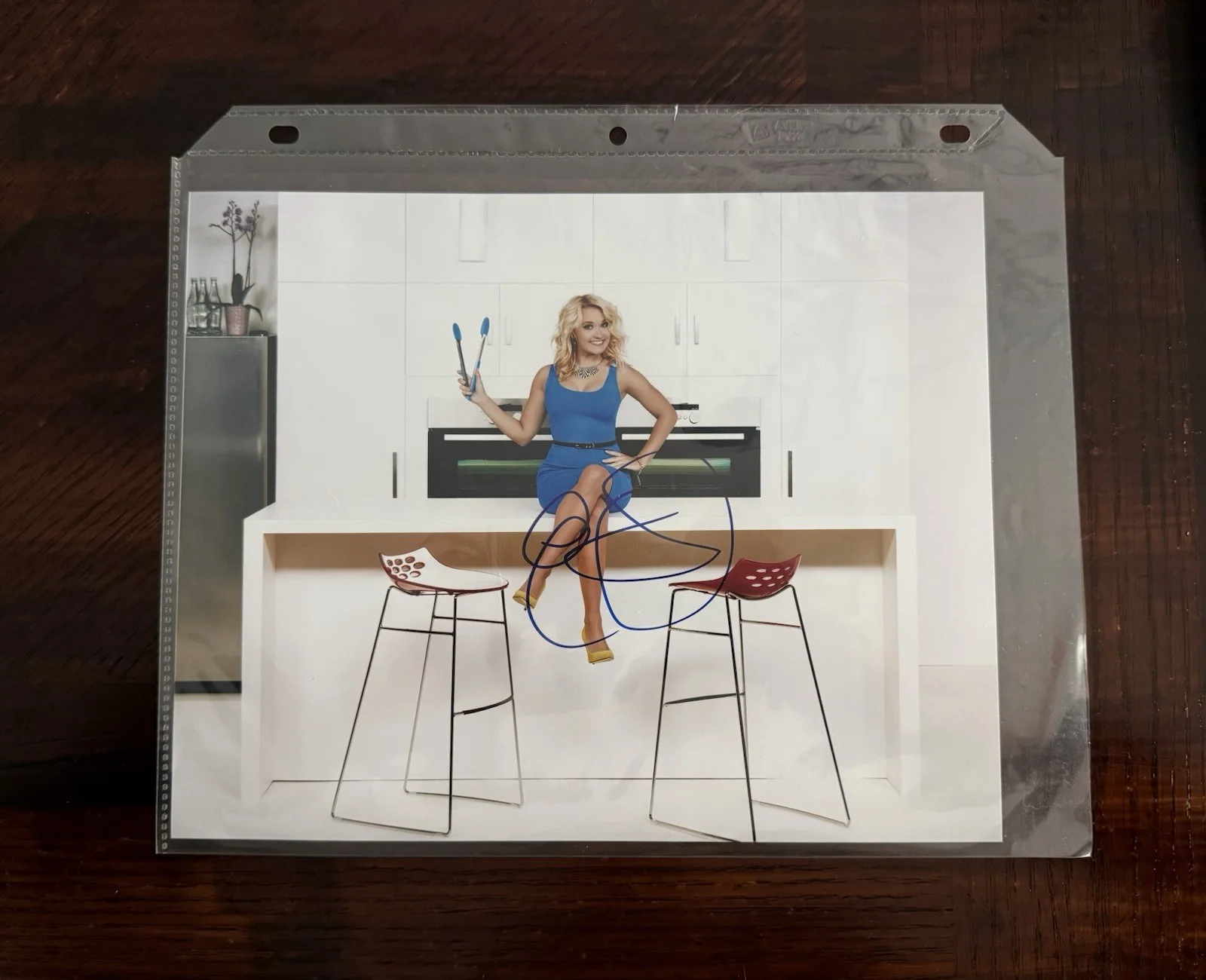 Emily Osment — Emily Osment Signed Original 8x10 Photograph Roland Simmons Authenticated