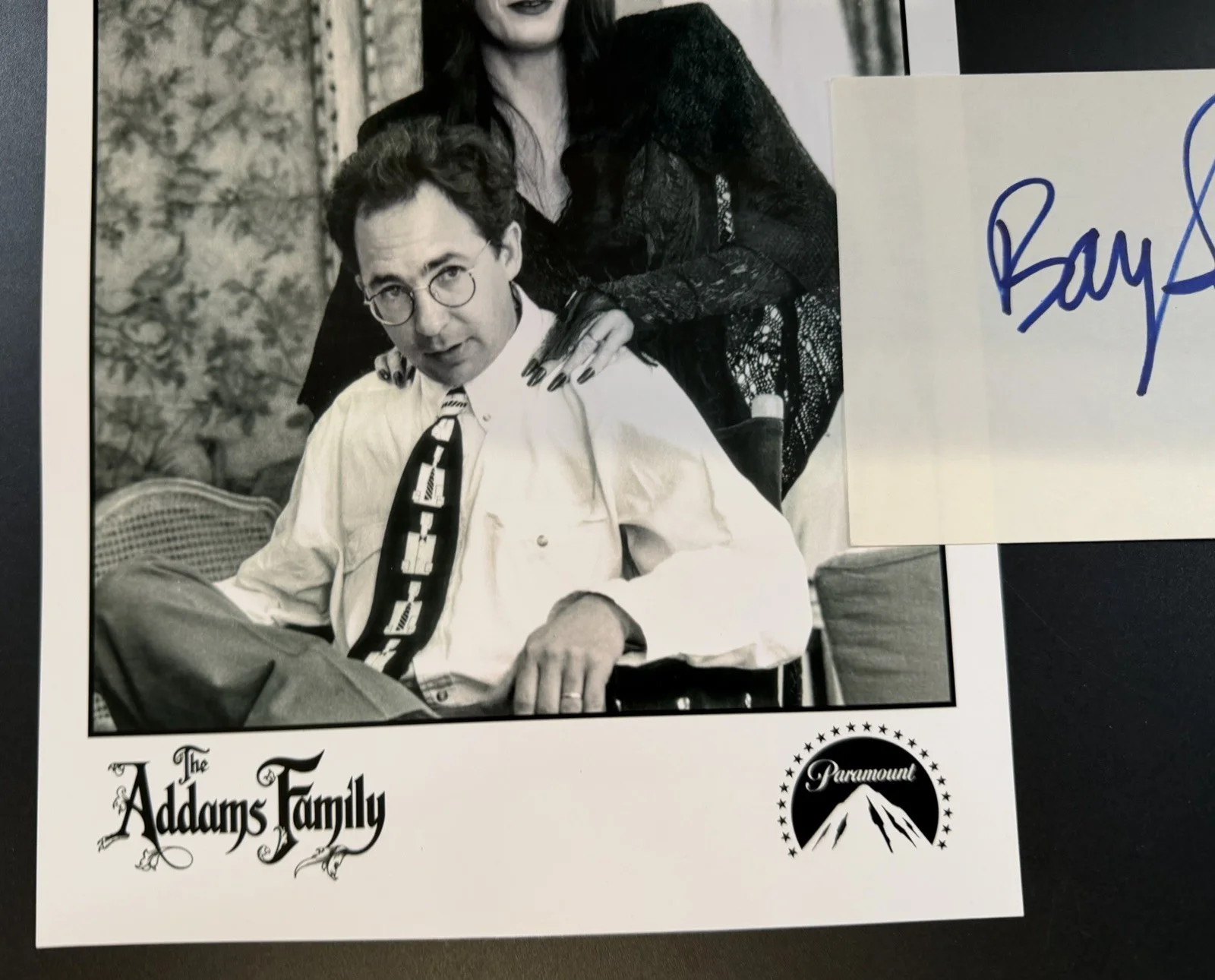 Barry Sonnenfeld Signed Autograph Page Cut + 8x10 Addams Family Photo, изображение 3