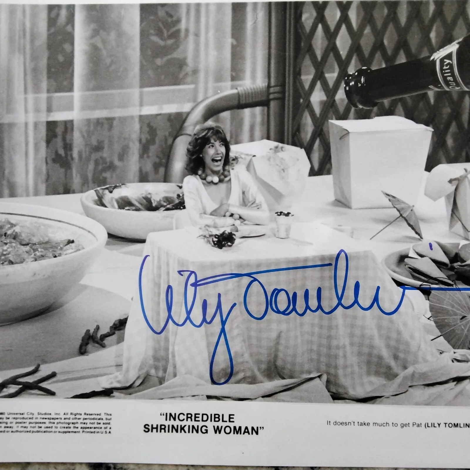 Lily Tomlin SIGNED 1981 Photo Movie TV Actress Shrinking Woman 9 to 5 Comedy COA, изображение 2