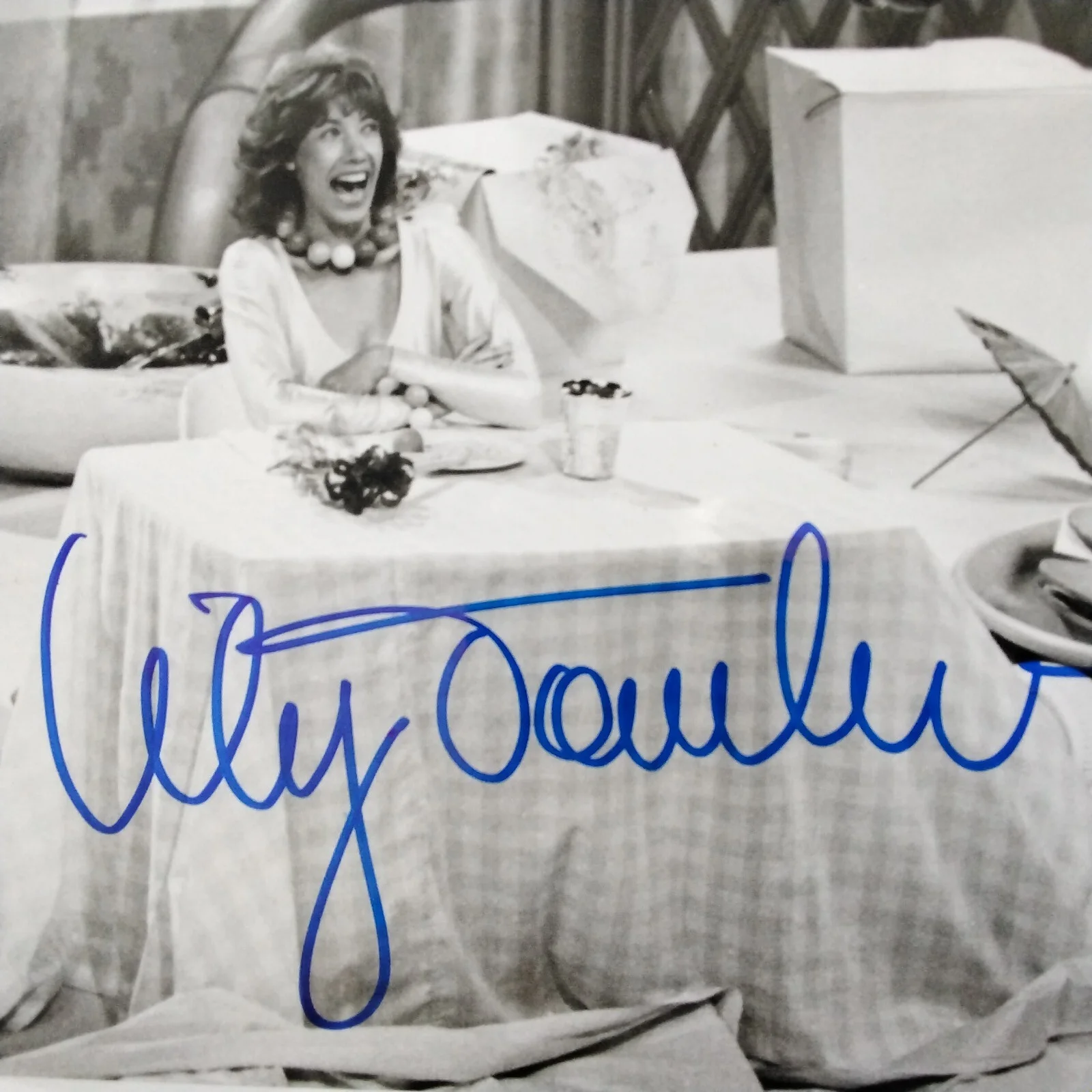 Lily Tomlin SIGNED 1981 Photo Movie TV Actress Shrinking Woman 9 to 5 Comedy COA, изображение 4