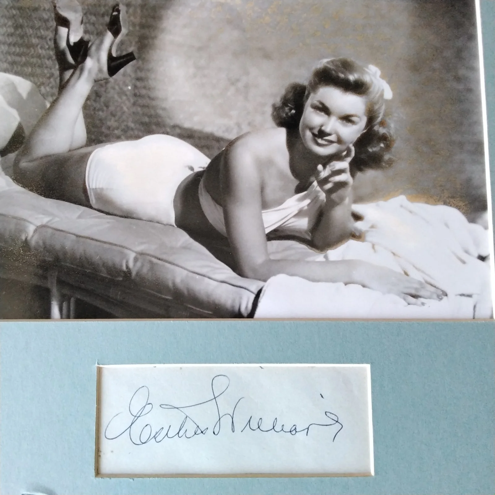 Esther Williams SIGNED Paper Photo 50s Film Actress Million $ Mermaid MGM Matted, изображение 3