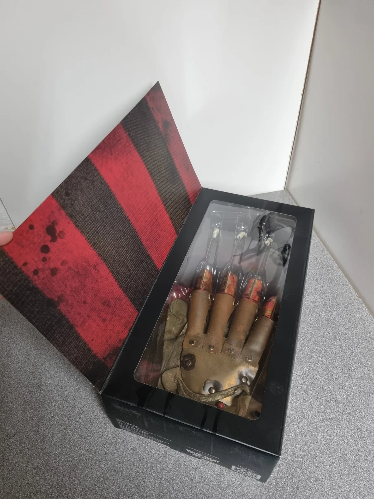Trick Or Treat Studio's Nightmare On Elm Street Replica Freddy Glove 1:1 Scale, image 5