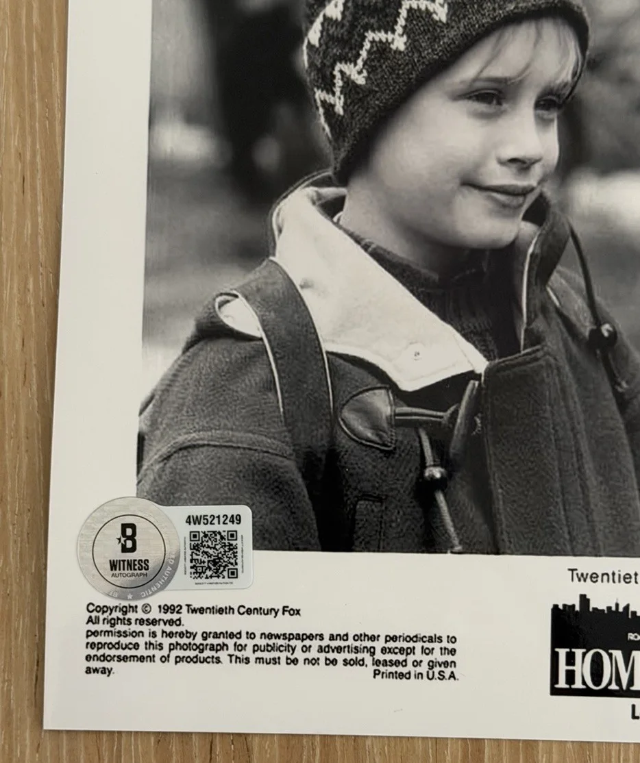 Macaulay Culkin — MACAULAY CULKIN SIGNED HOME ALONE 8X10 PHOTO BECKETT BAS, image 2